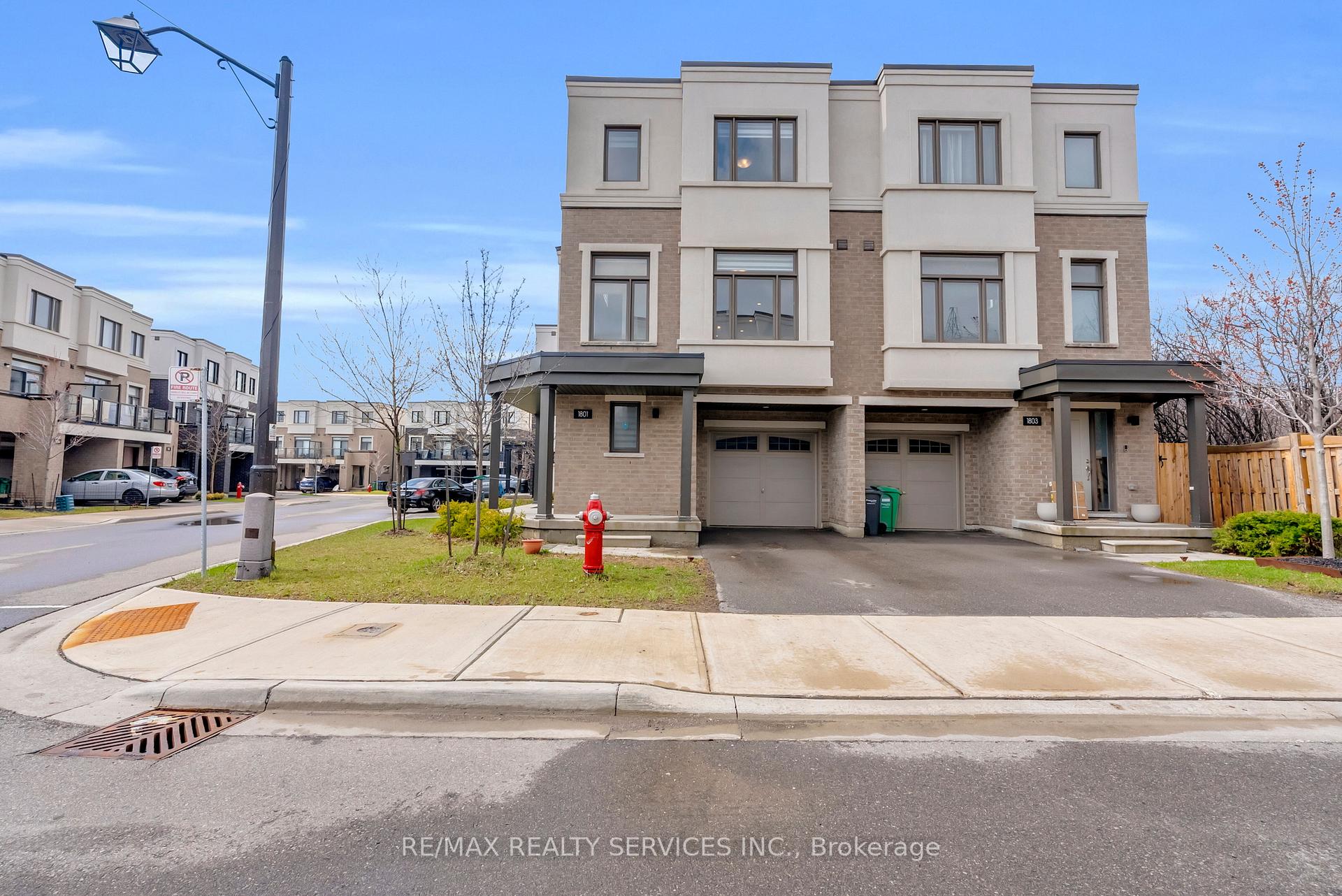 1801 Mitoff Place, Mississauga, ON L4W 0E8