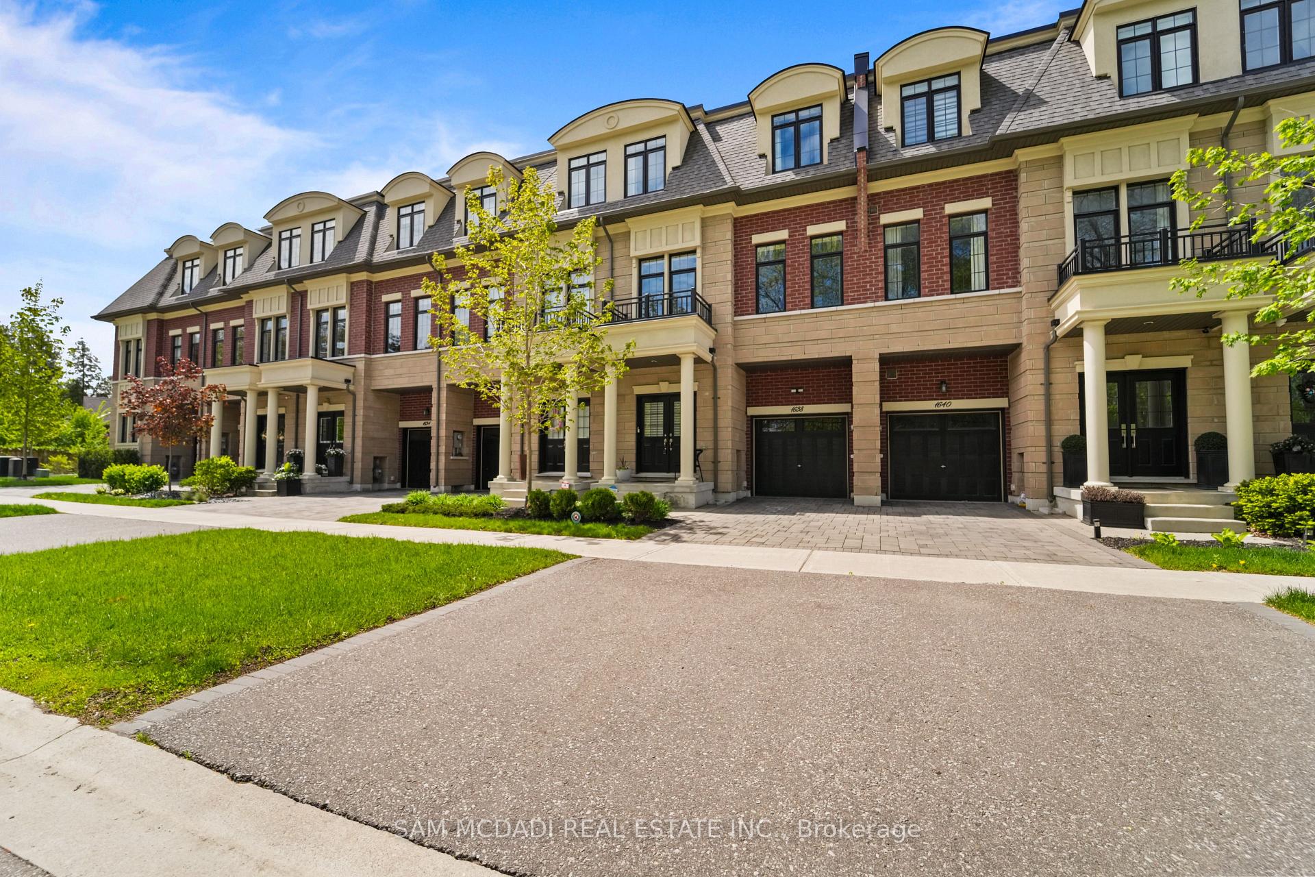 1638 Crestview Avenue, Mississauga, ON L5G 0C3