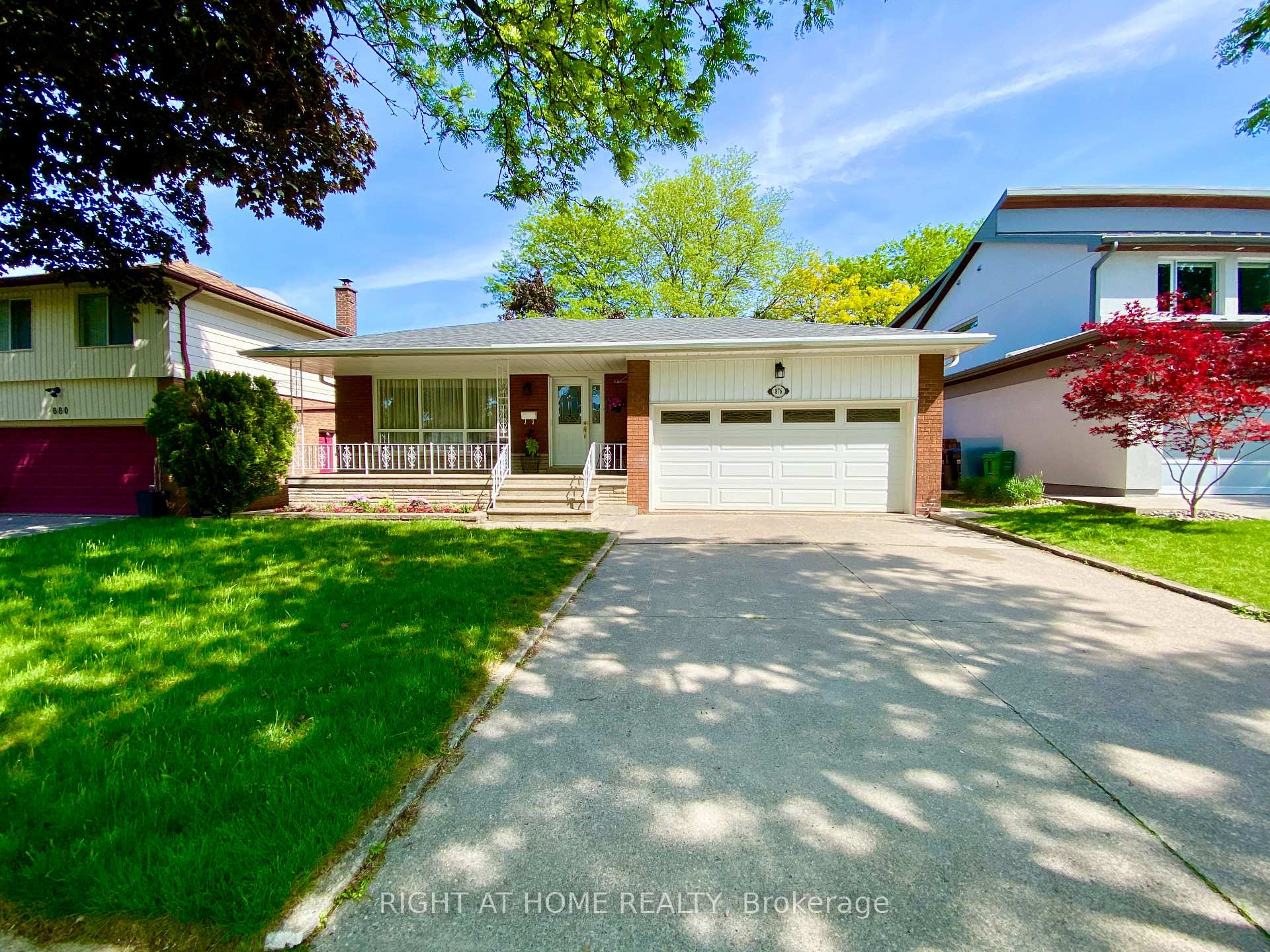 876 Hollowtree Crescent, Mississauga, ON L4Y 2V2