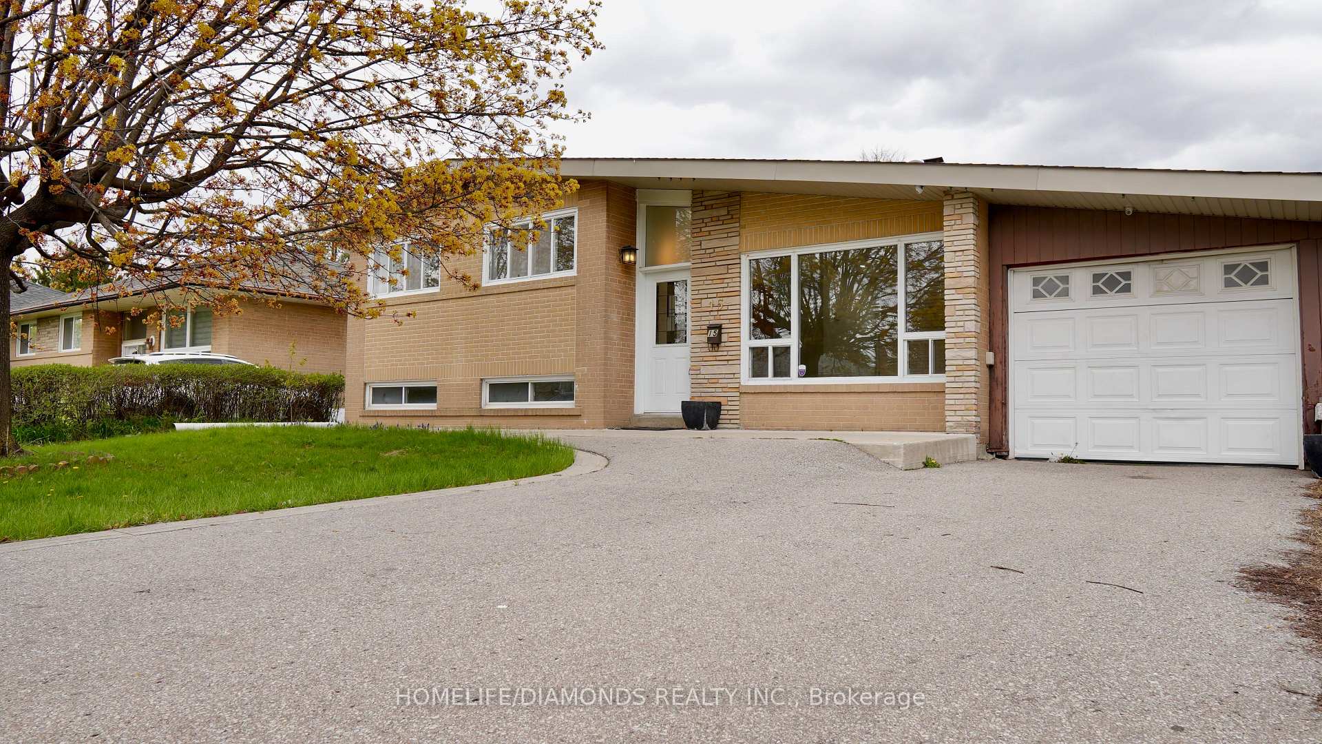 15 ATHLONE Avenue, Brampton, ON L6T 2N5