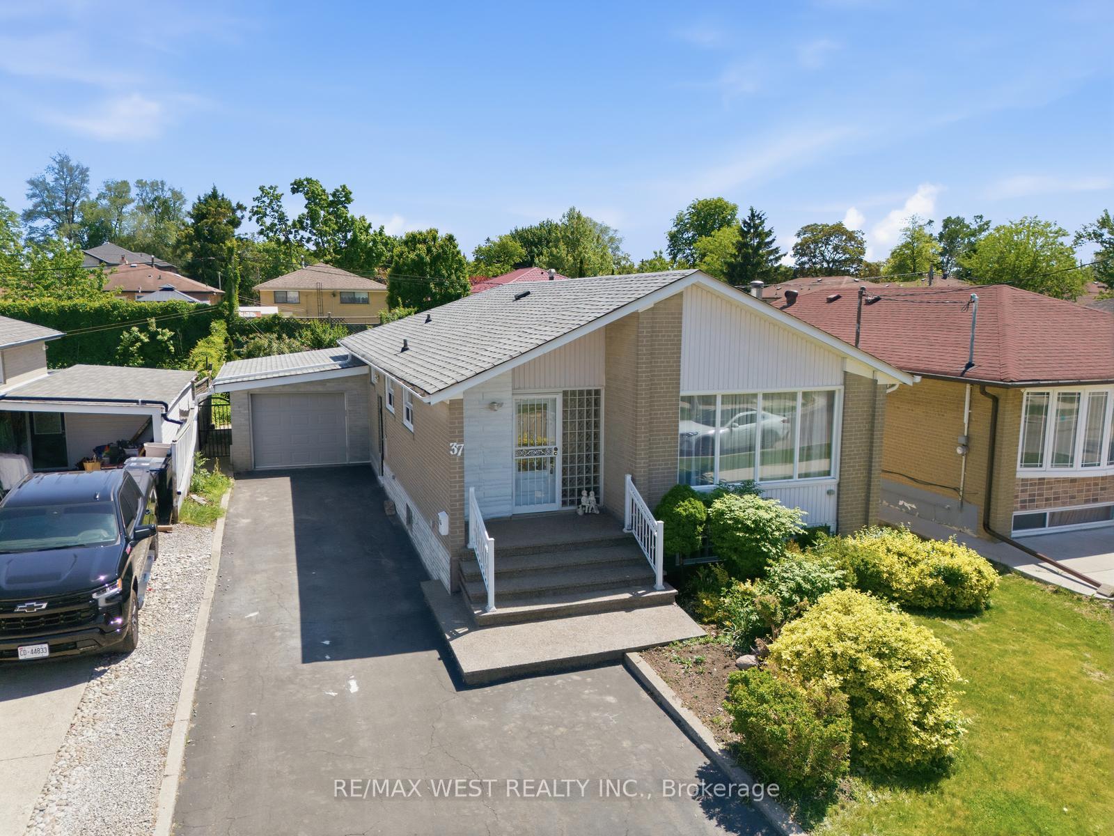 37 Beaumonde Heights Drive, Toronto, ON M9V 1V7