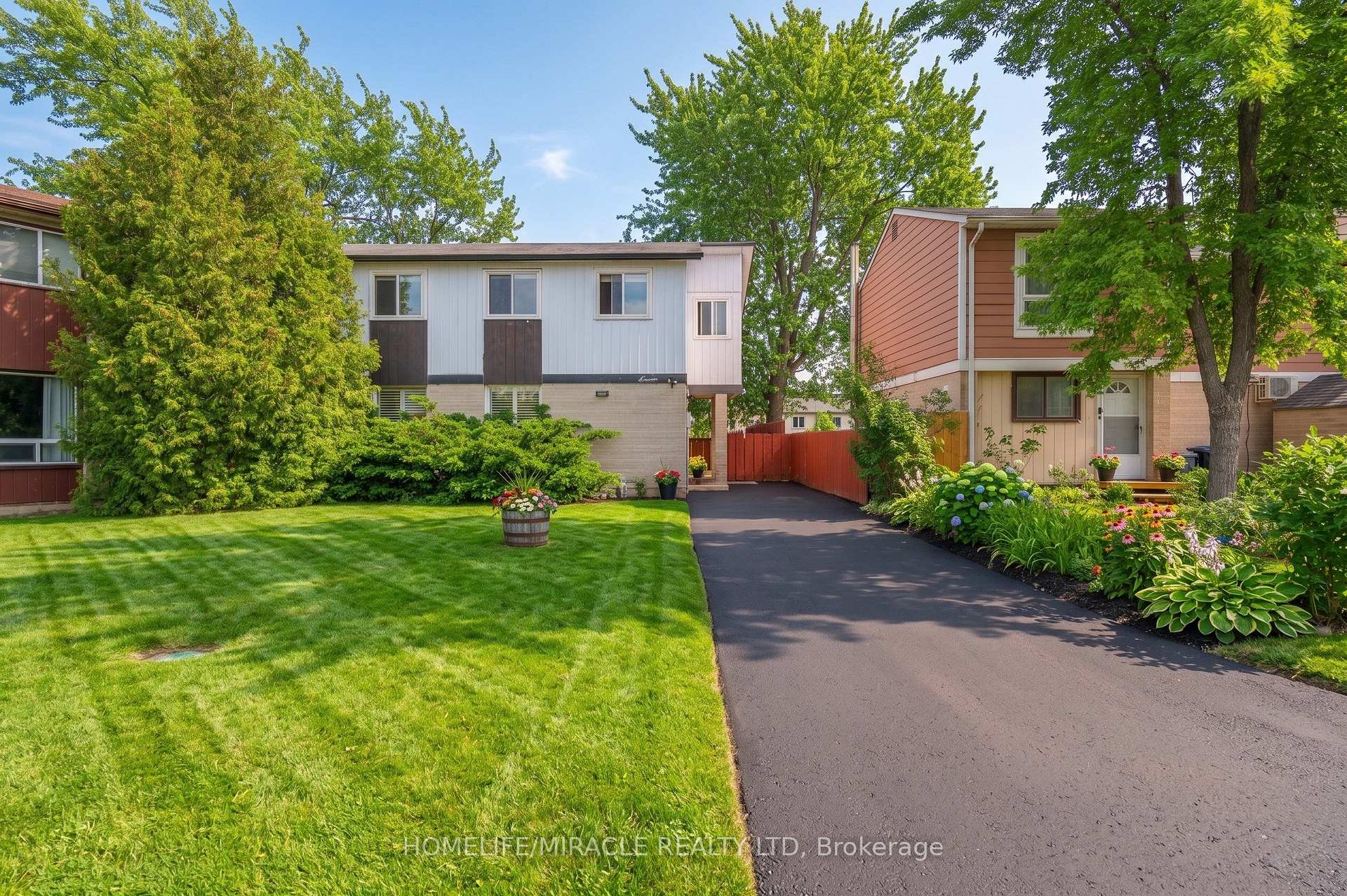 7 Greenhills Square, Brampton, ON L6S 2J4
