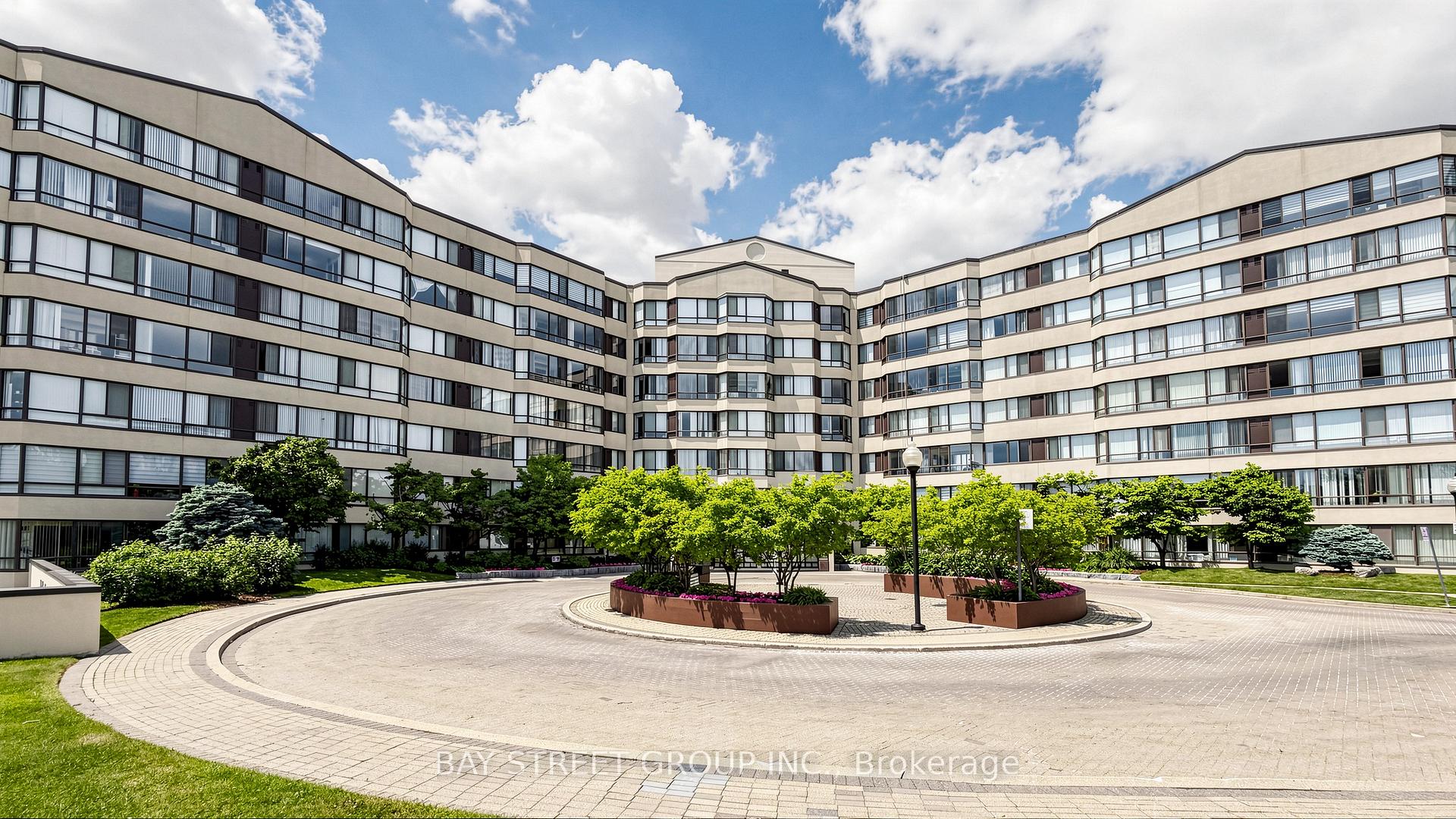 1001 Cedarglen Gate PH 720, Mississauga, ON L5C 4R2