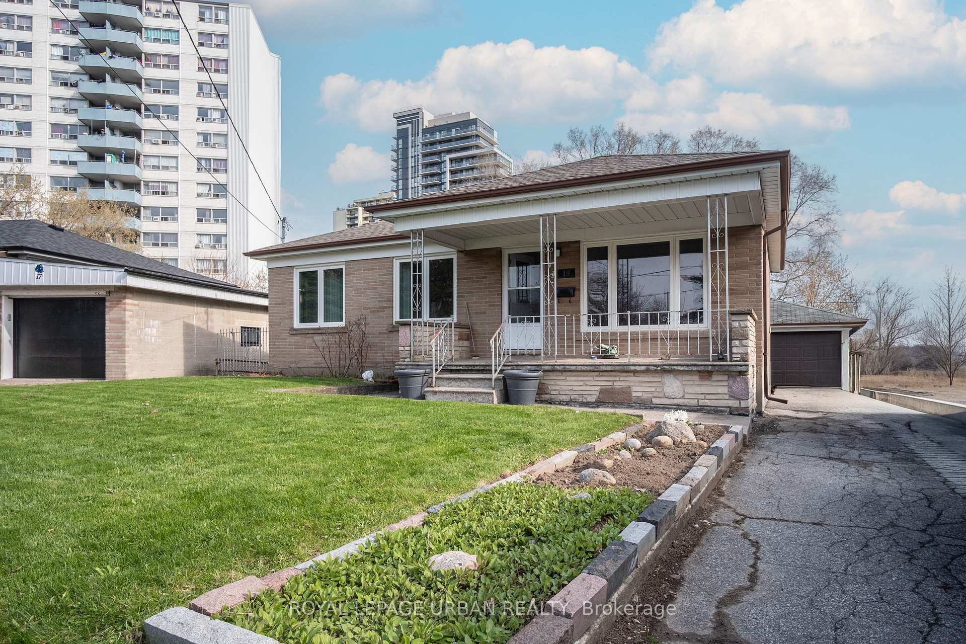 19 Battersea Crescent, Toronto, ON M6L 1G7