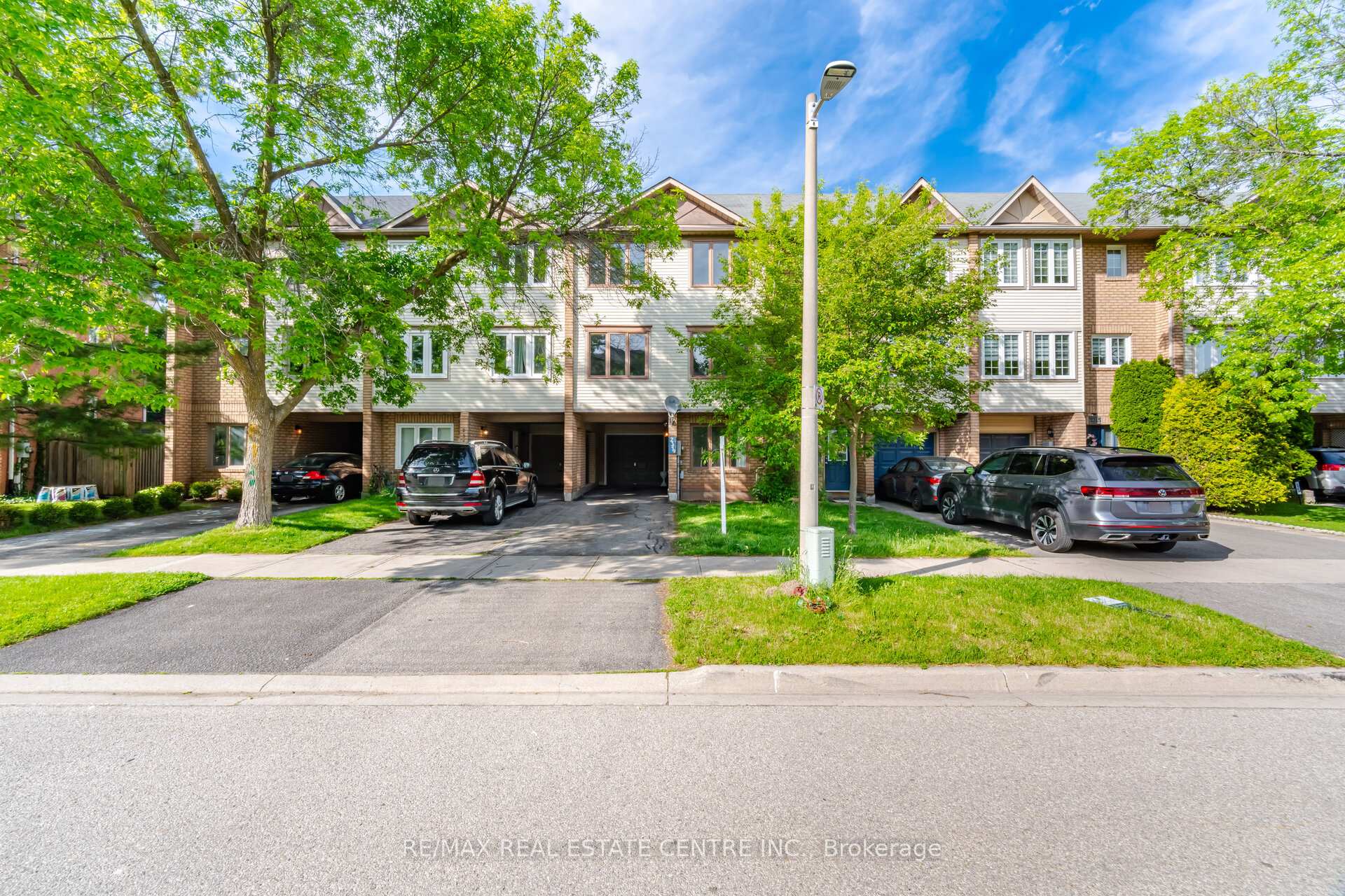 2349 Strawfield Court, Oakville, ON L6H 6C2