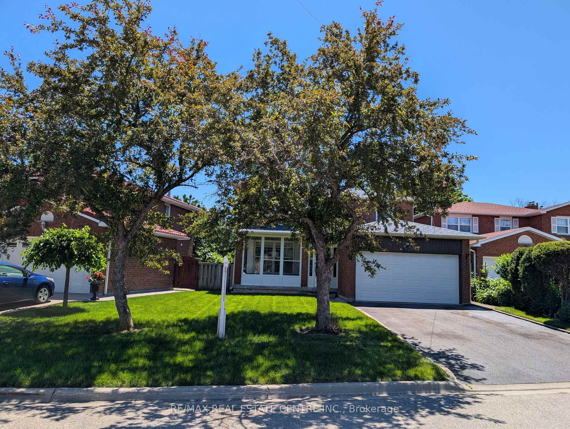 796 Buckingham Court, Mississauga, ON L5C 4M3