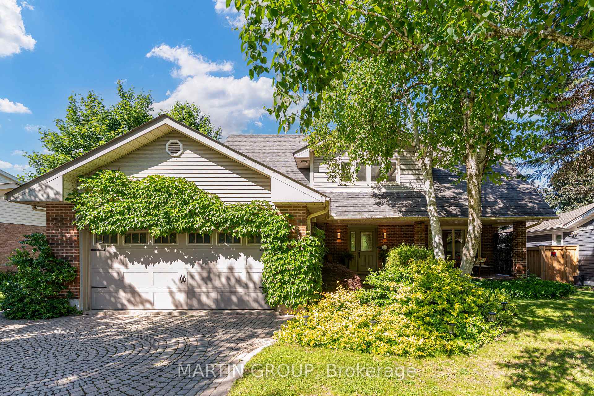253 McCraney Street W, Oakville, ON L6H 3A9