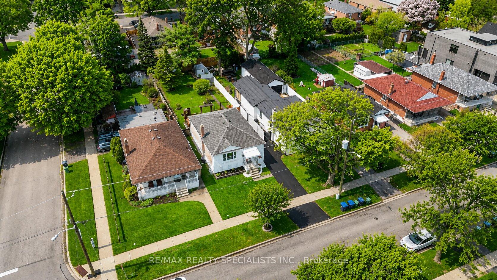 226 Thirtieth Street, Toronto, ON M8W 3E1