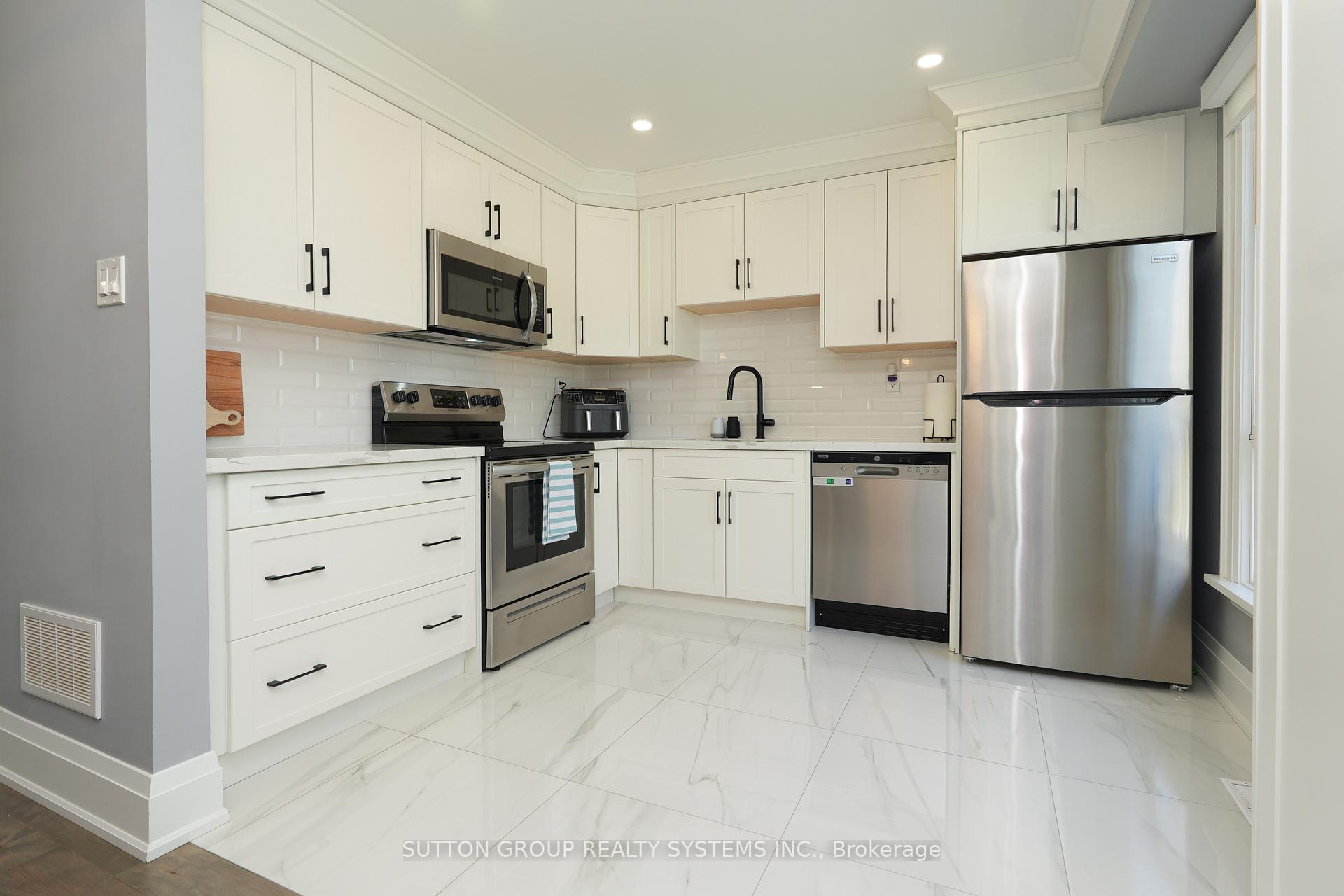 70 Courtleigh Square, Brampton, ON L6Z 1J3