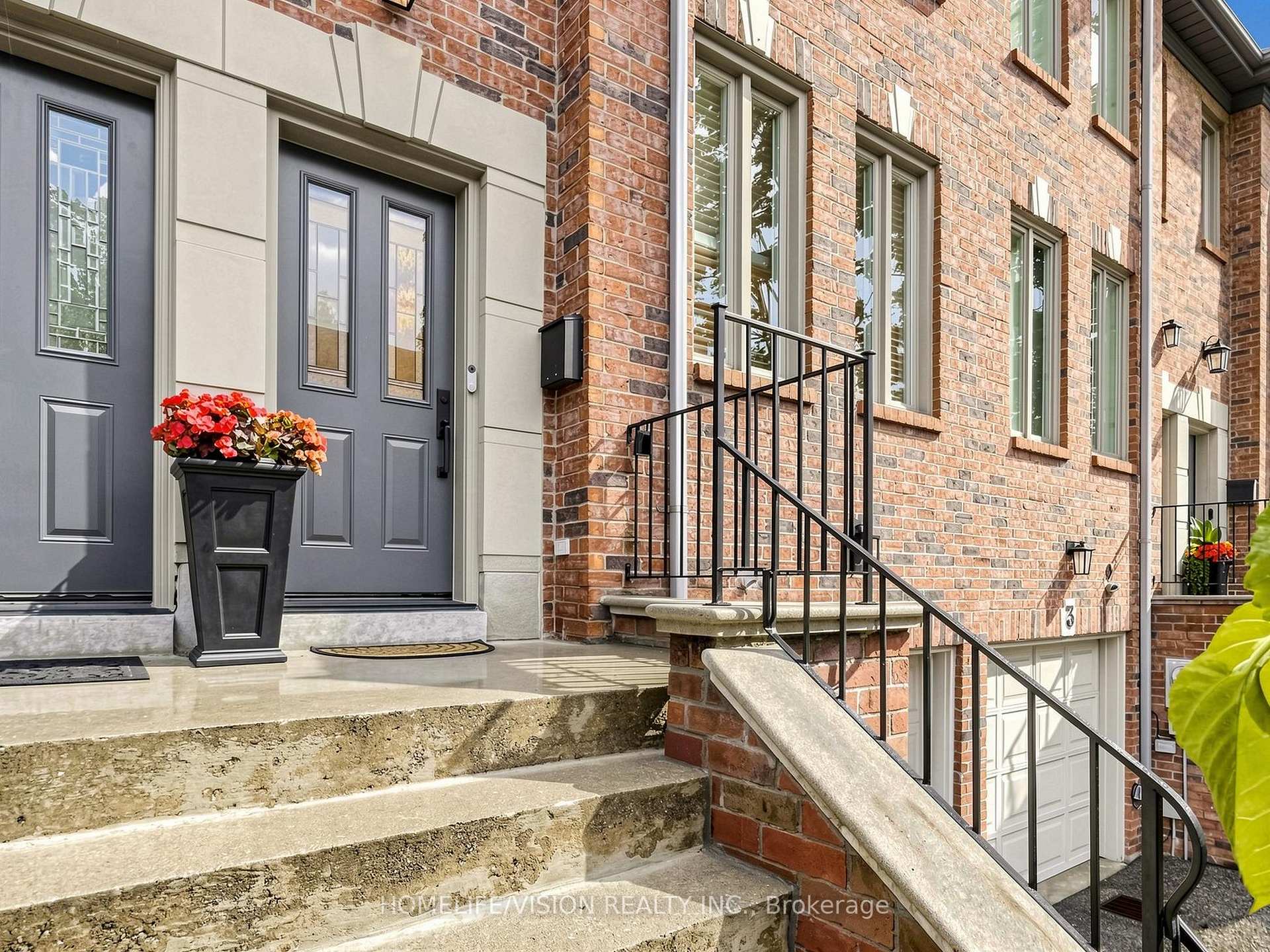 175 Grand Avenue Th2, Toronto, ON M8Y 3Y3