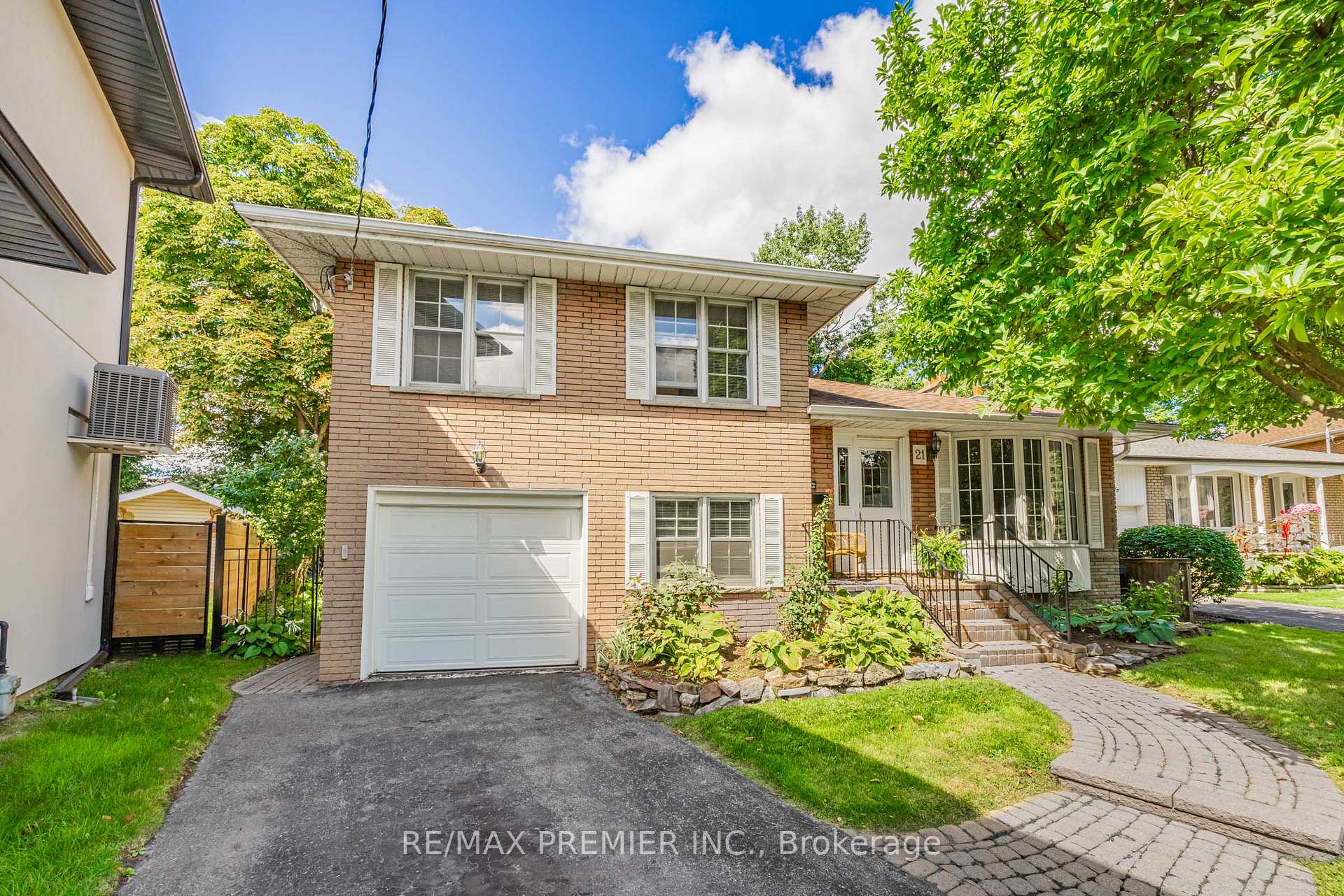 21 Halbadier Place, Toronto W08, ON M9B 2H4