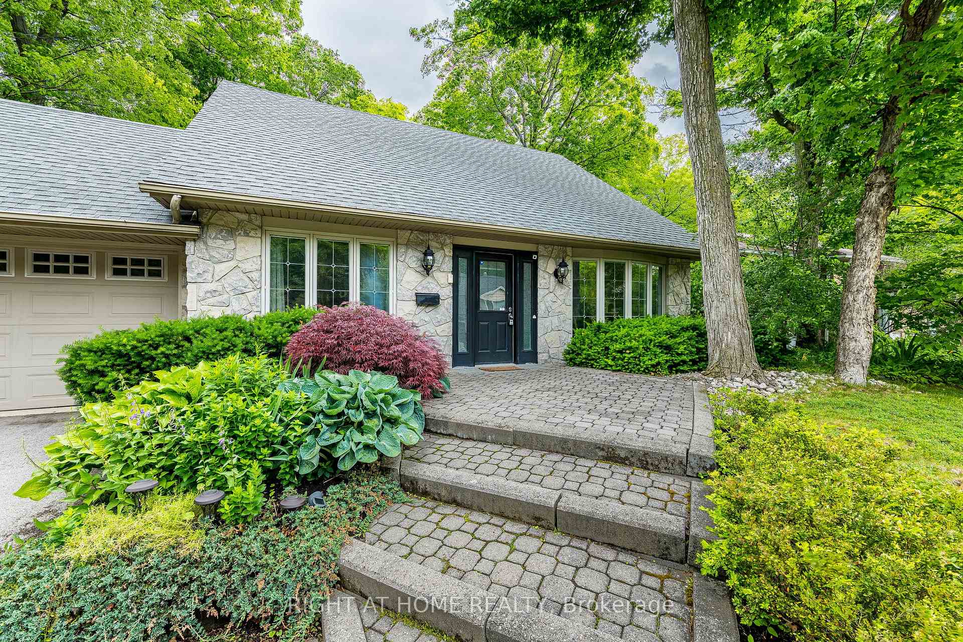 1941 Four Seasons Drive, Burlington, ON L7P 2Y3