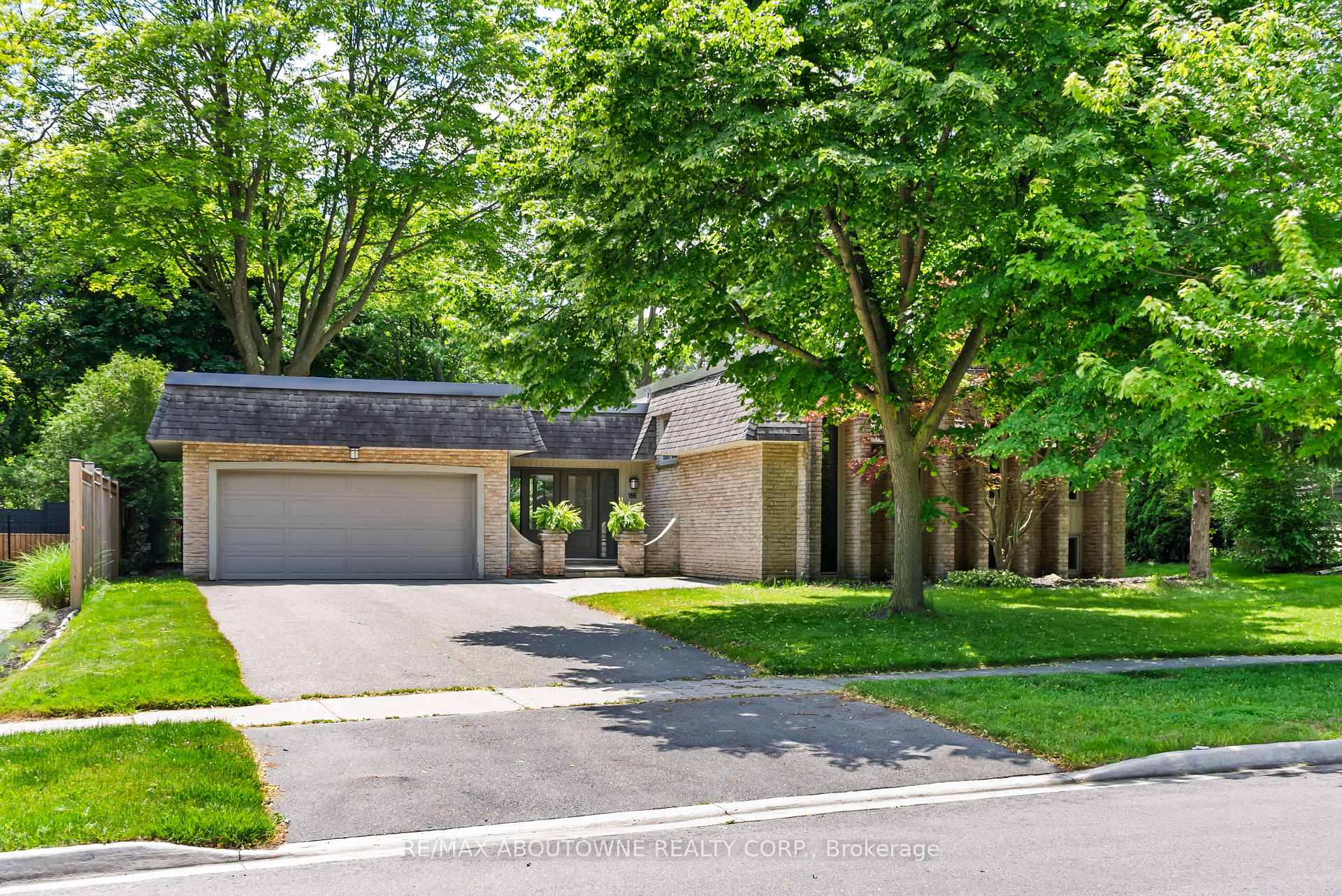 166 Castle Crescent, Oakville, ON L6J 5H3
