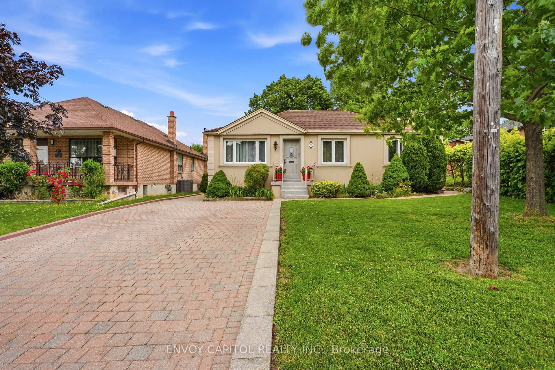 26 Deevale Road, Toronto, ON M3M 1Z3