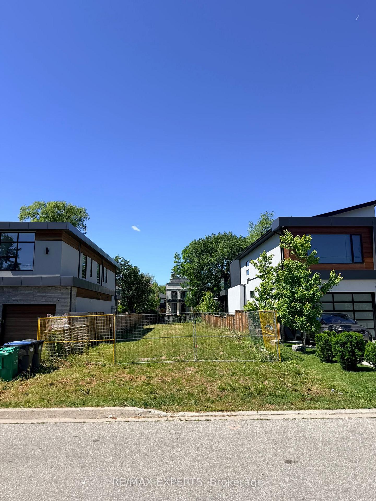 755 MONTBECK Crescent, Mississauga, ON L5G 1P4