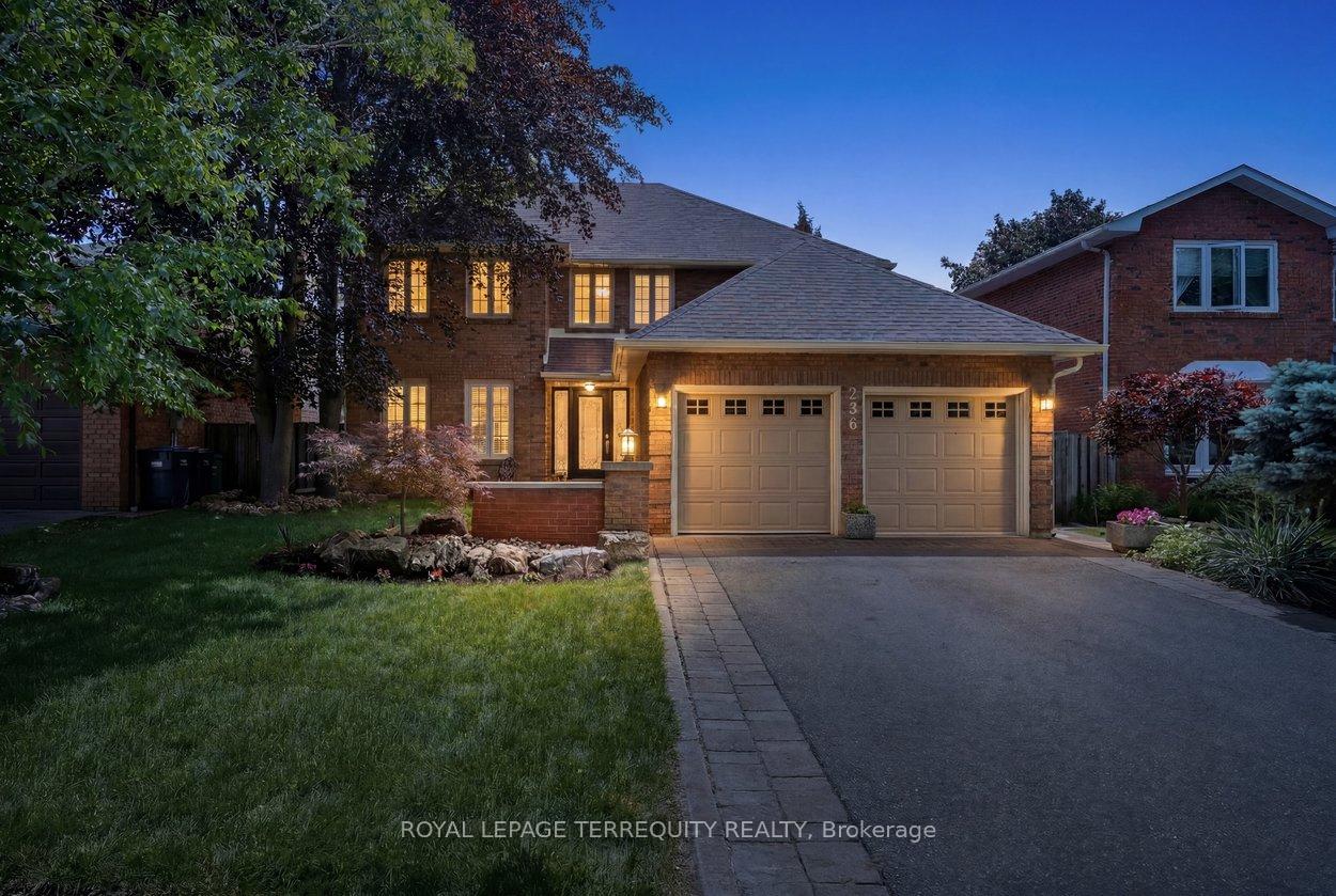 236 Whitchurch Mews, Mississauga, ON L5A 4B3