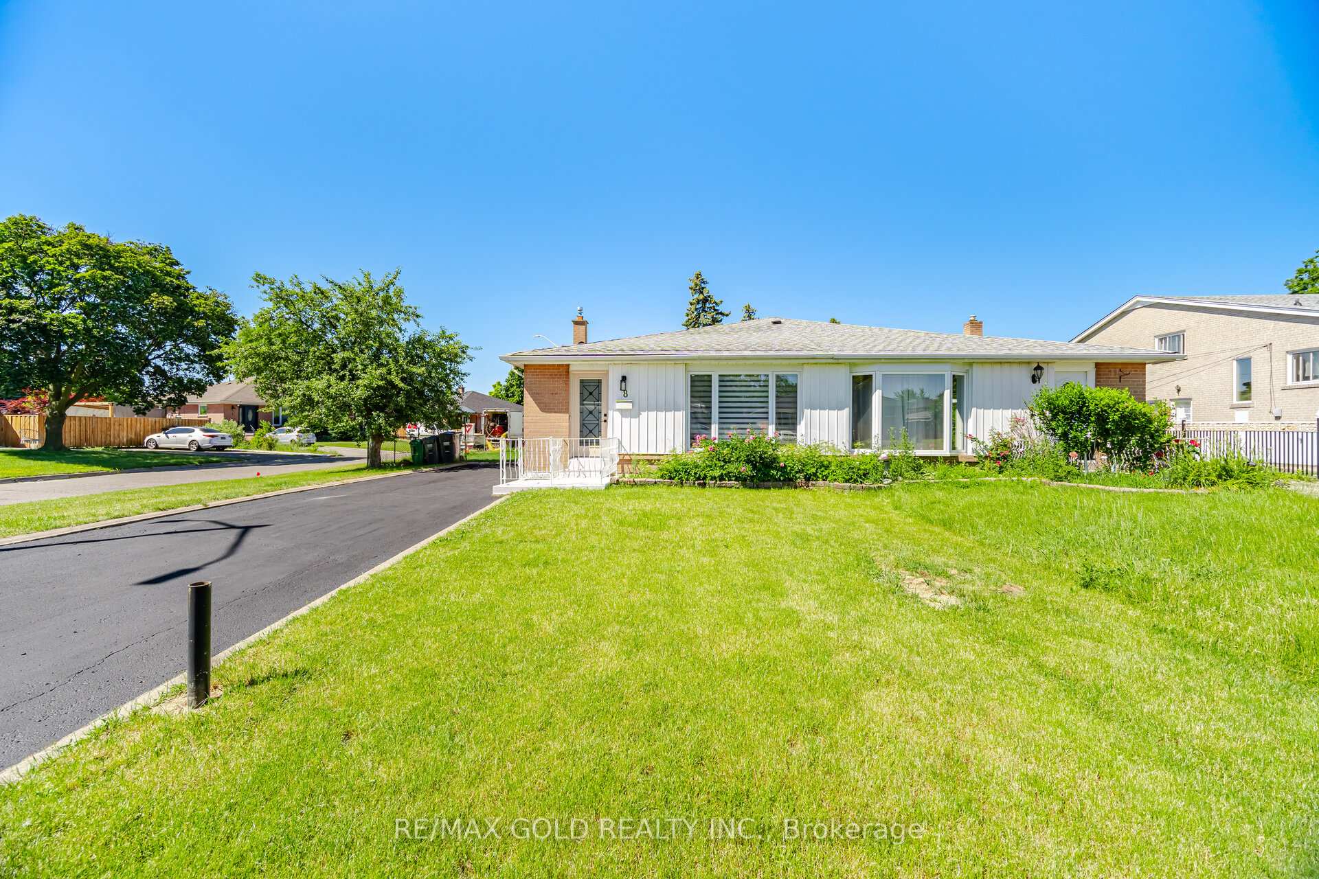 8 Athlone Avenue, Brampton, ON L6T 2N7