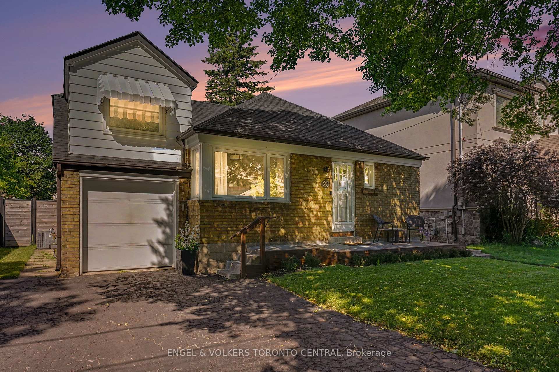 28 Inverleigh Drive, Toronto, ON M8Y 3E3
