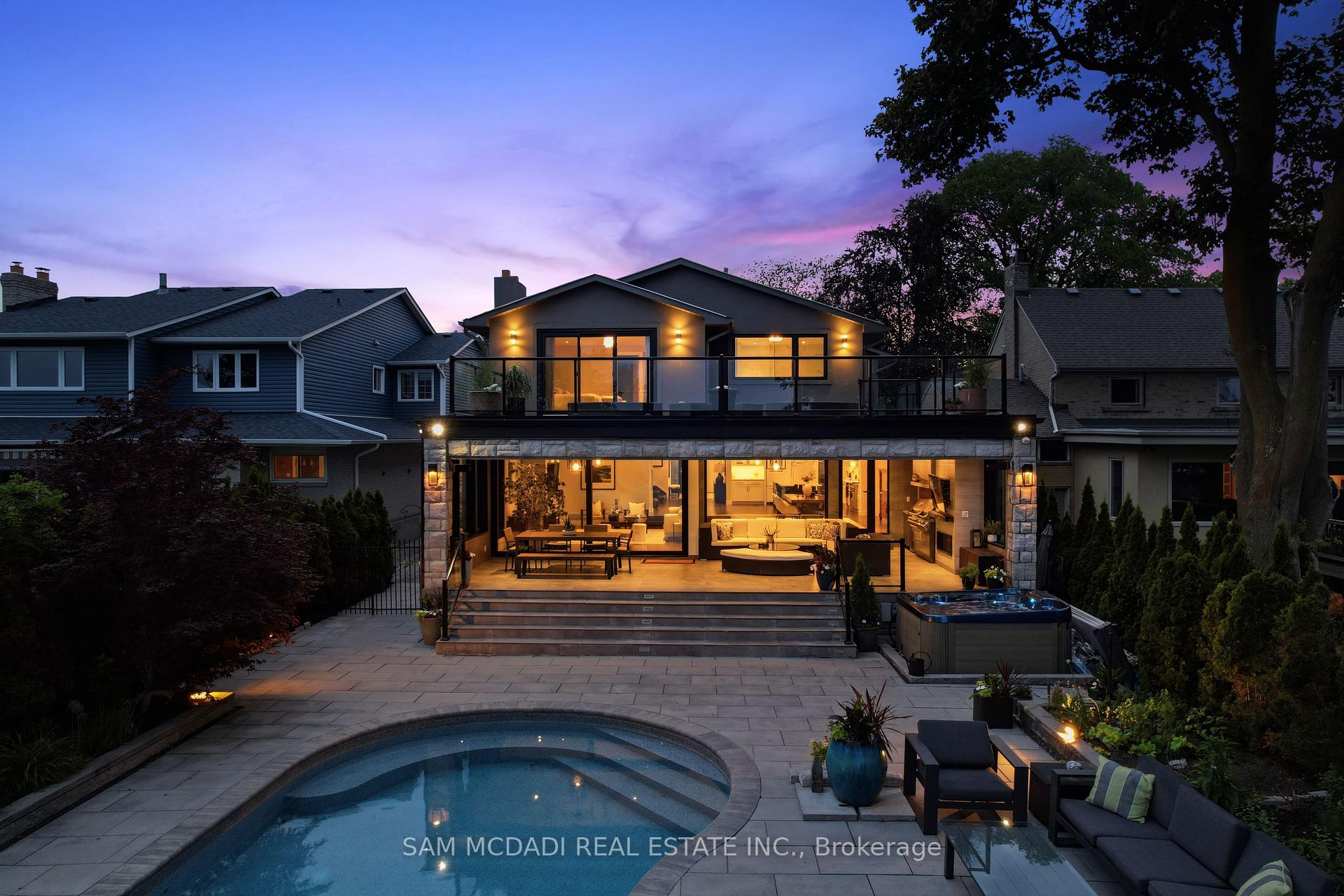 102 Cumberland Drive, Mississauga, ON L5G 3M8