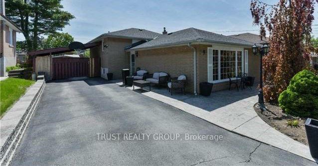 9 Del Ria Drive, Toronto, ON M6L 1L9