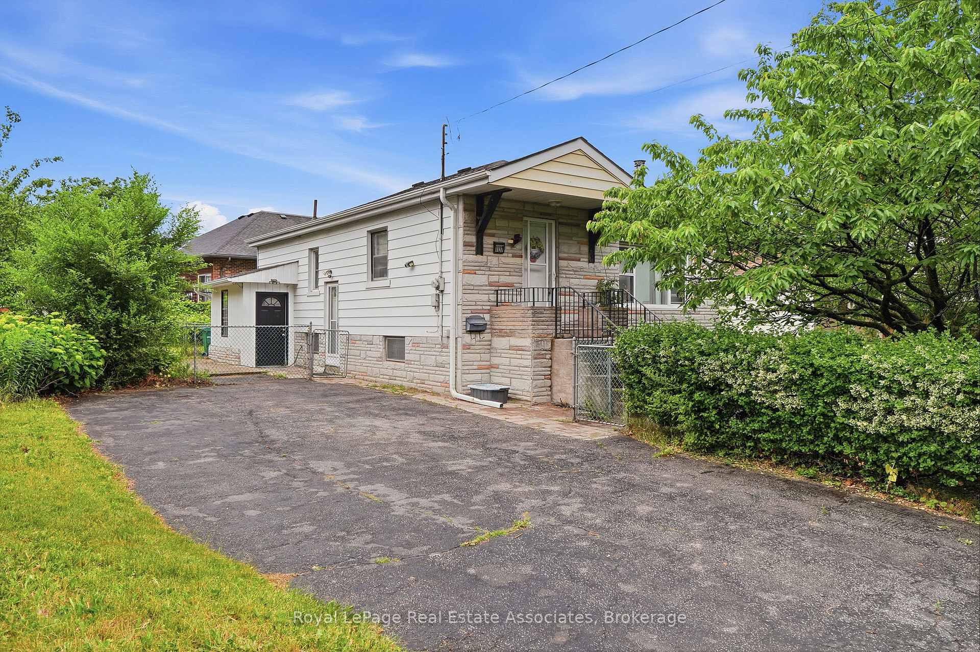 1137 Halliday Avenue, Mississauga, ON L5E 1R1