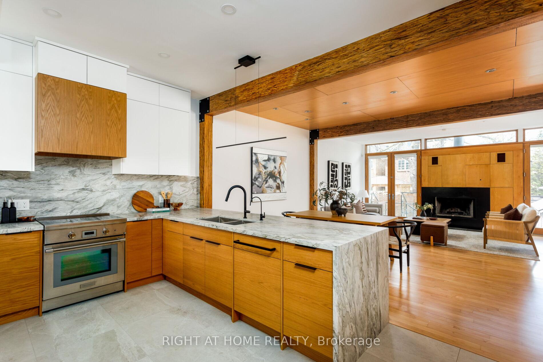 16 Marquis Avenue, Toronto, ON M8X 1V4