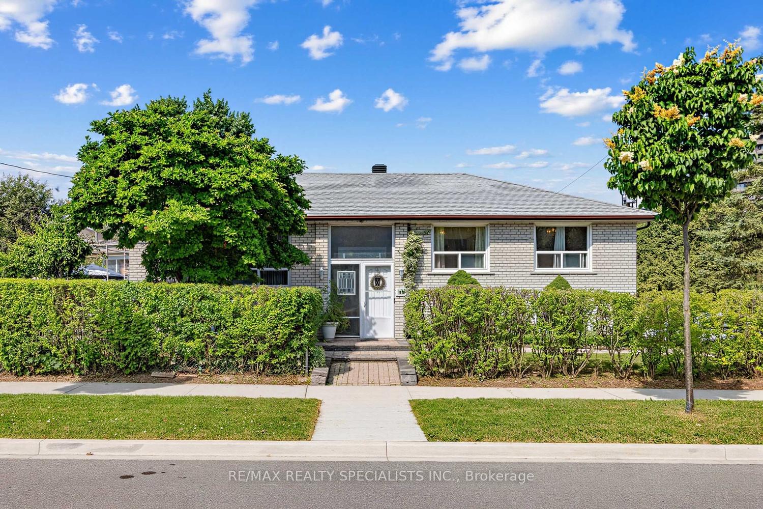 39 Castle Green Crescent, Toronto, ON M9R 1N5