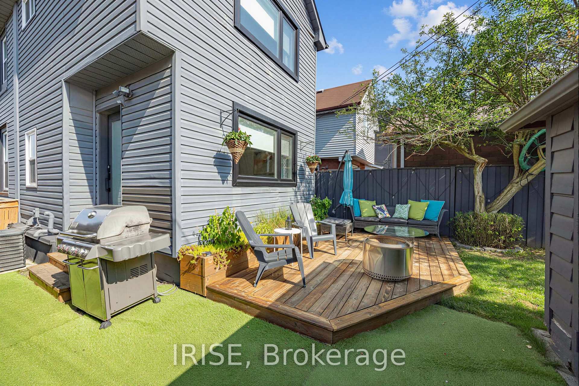 2 Beechwood Avenue, Toronto, ON M6N 4T1
