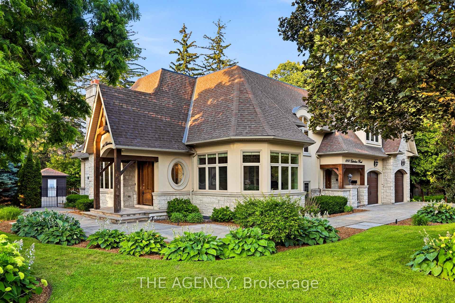 1098 Lakeshore Road W, Oakville, ON L6L 1E9
