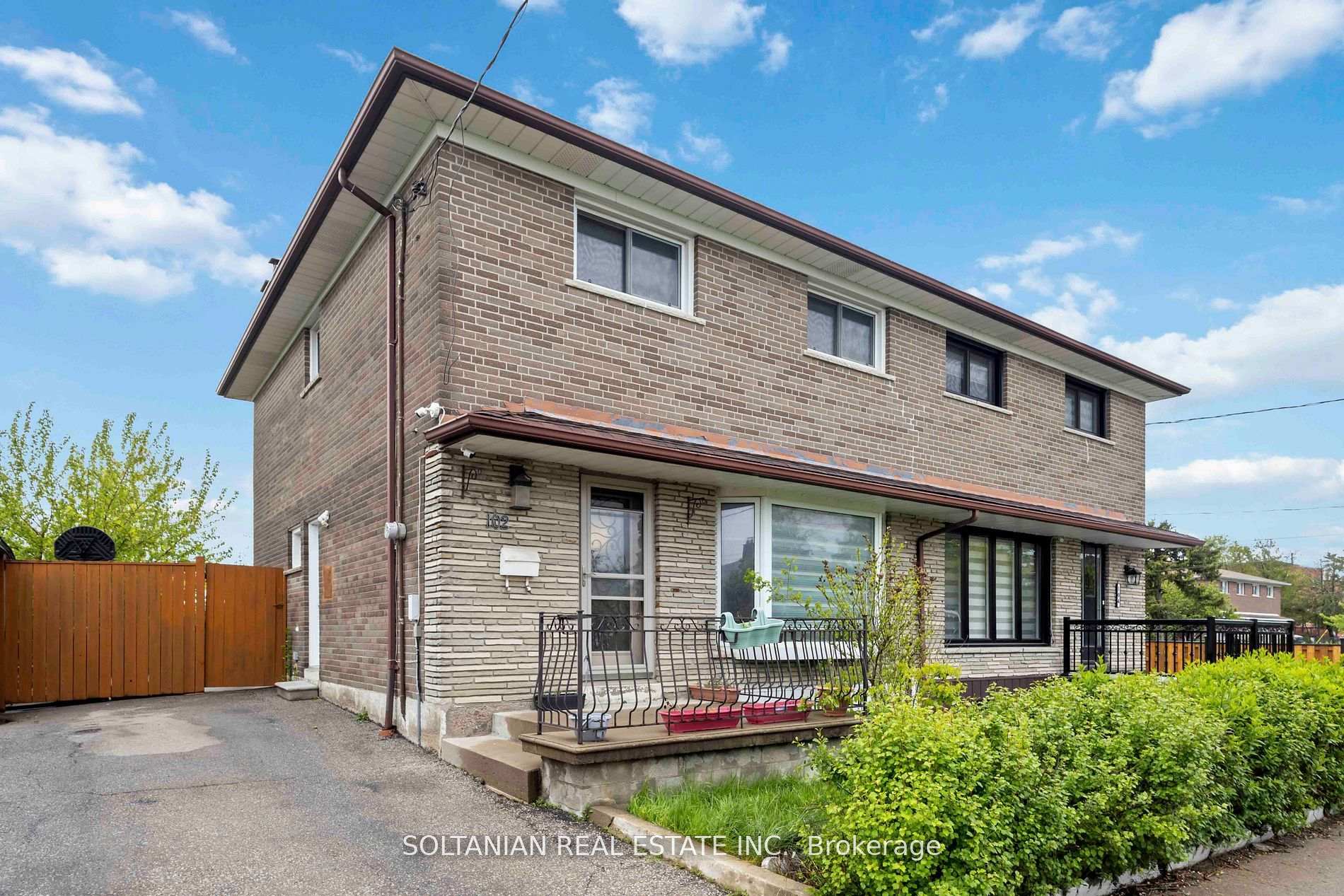 102 Elnathan Crescent, Toronto, ON M9L 2G1