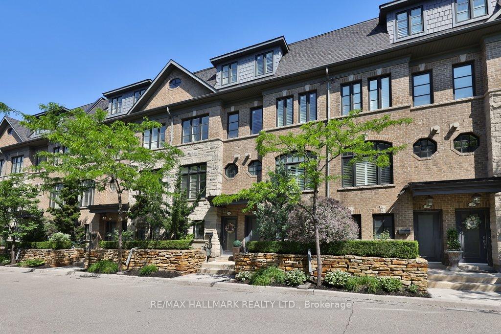 32 Lobo Mews, Toronto, ON M8Z 0B1