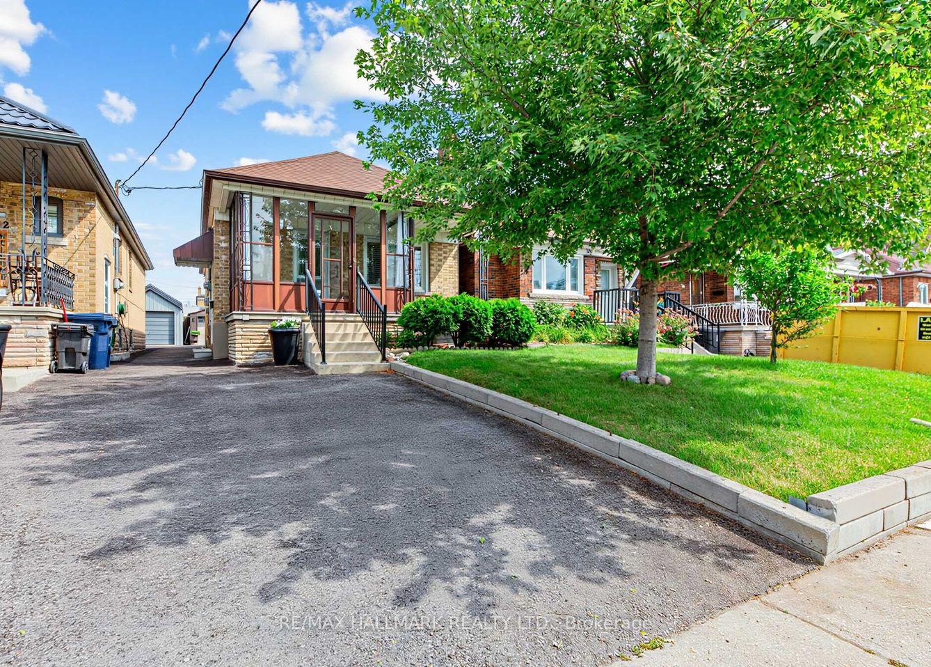 40 Bowie Avenue, Toronto, ON M6E 2P1