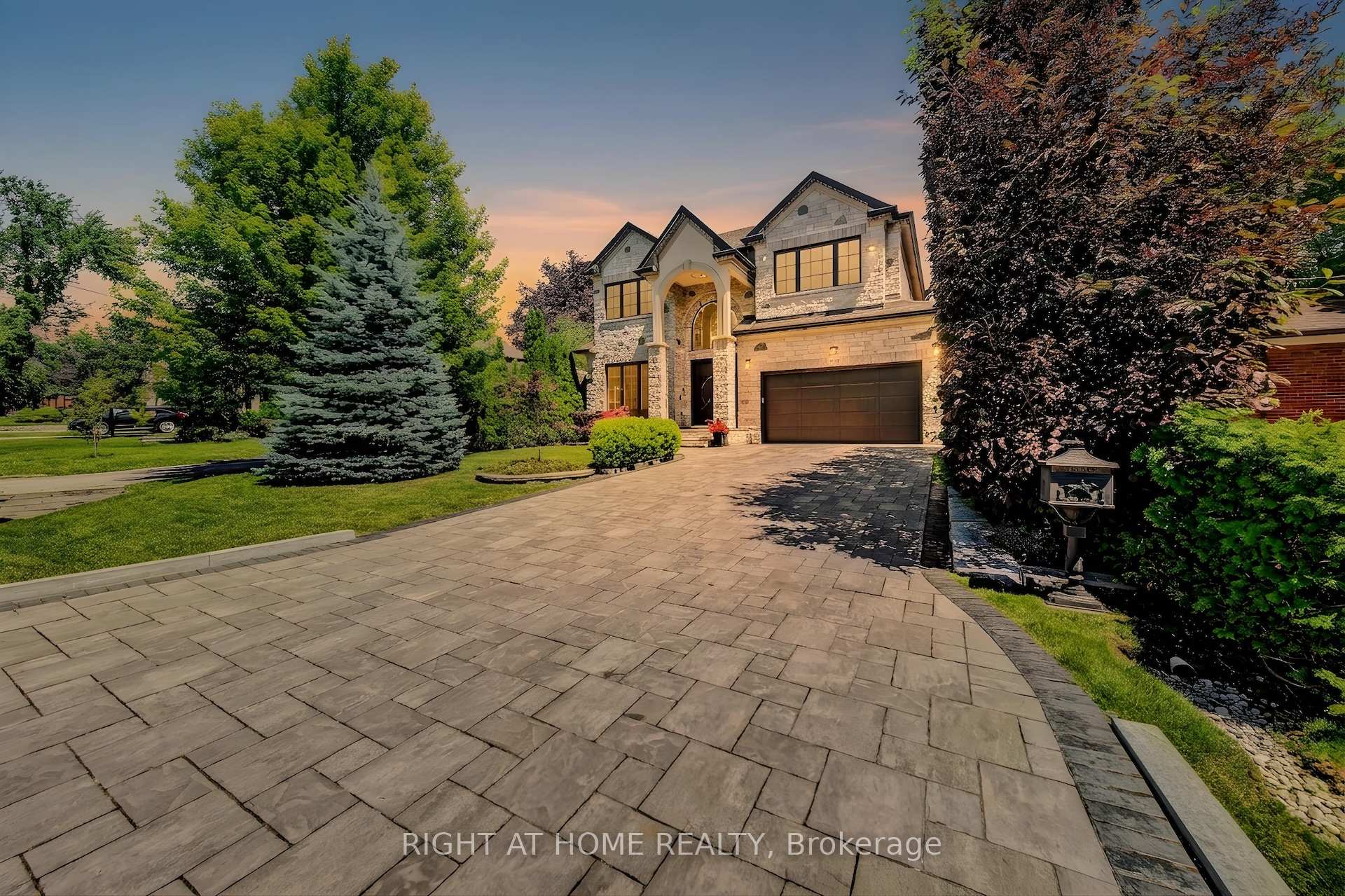 484 Avonwood Drive, Mississauga, ON L5G 1Y9