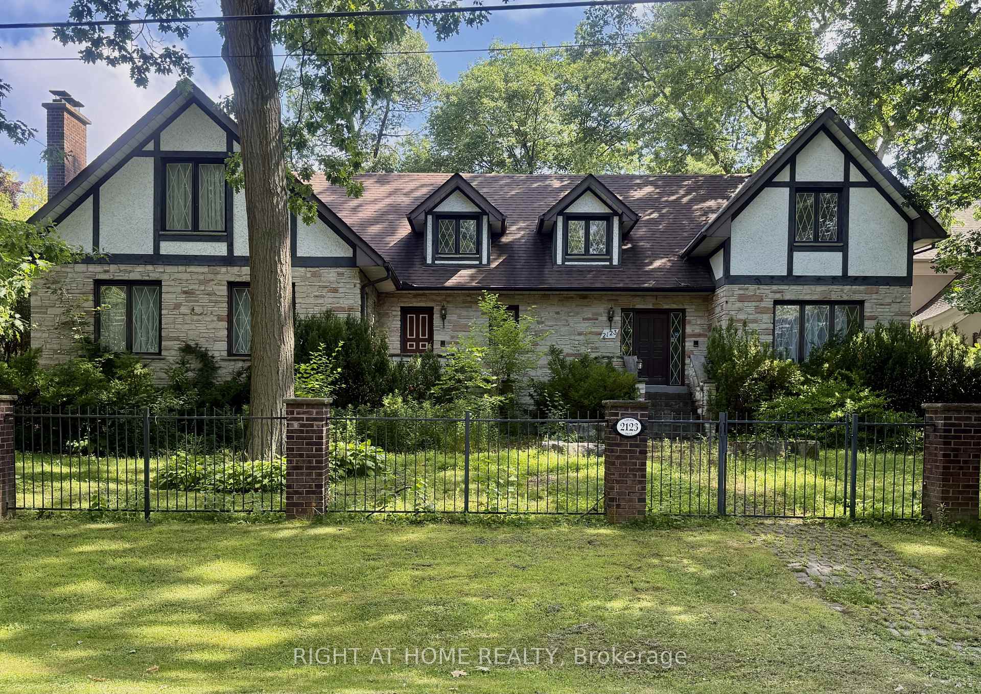 2123 Gordon Drive, Mississauga, ON L5B 1S6