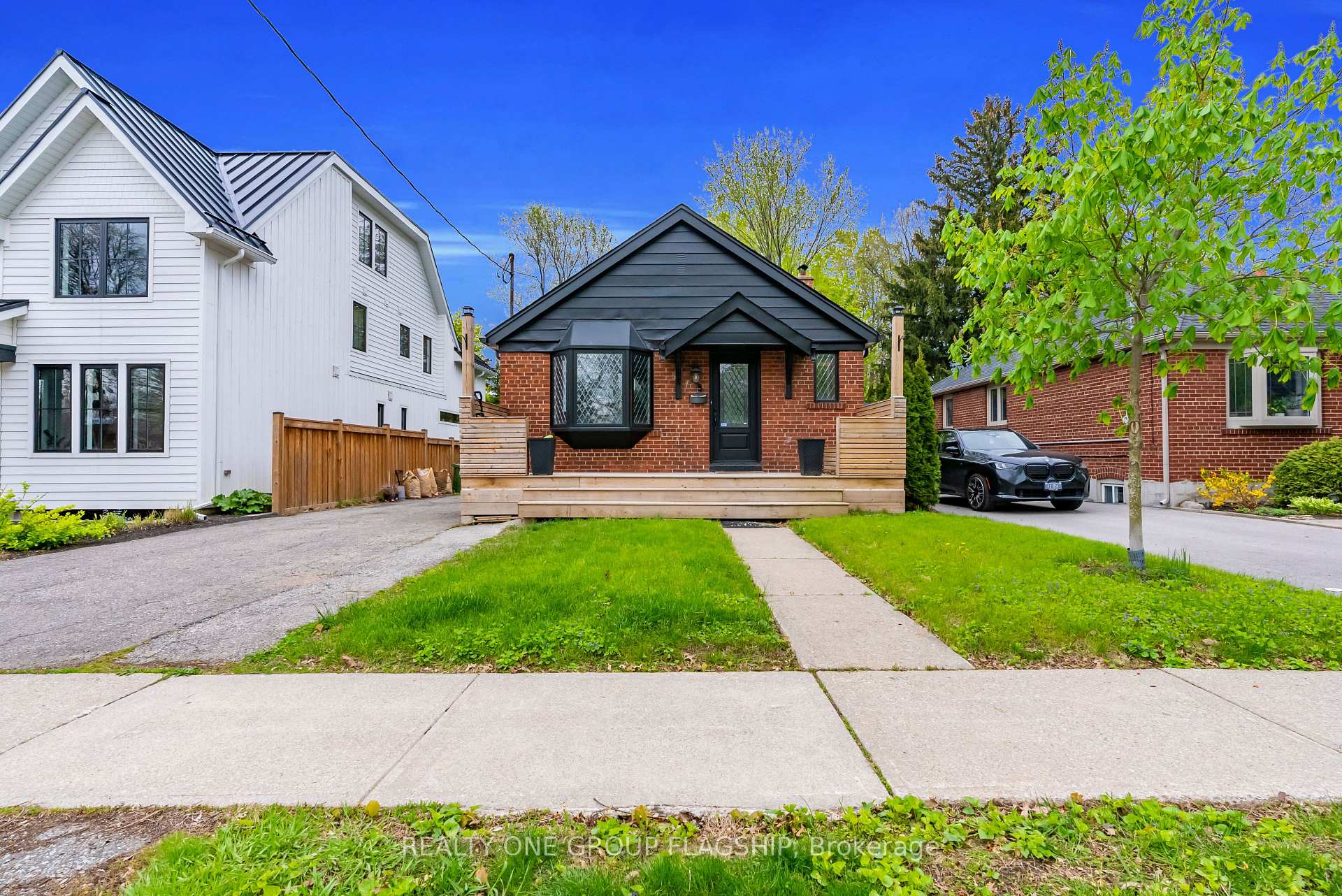 19 Yorkview Drive, Toronto, ON M8Z 2G1