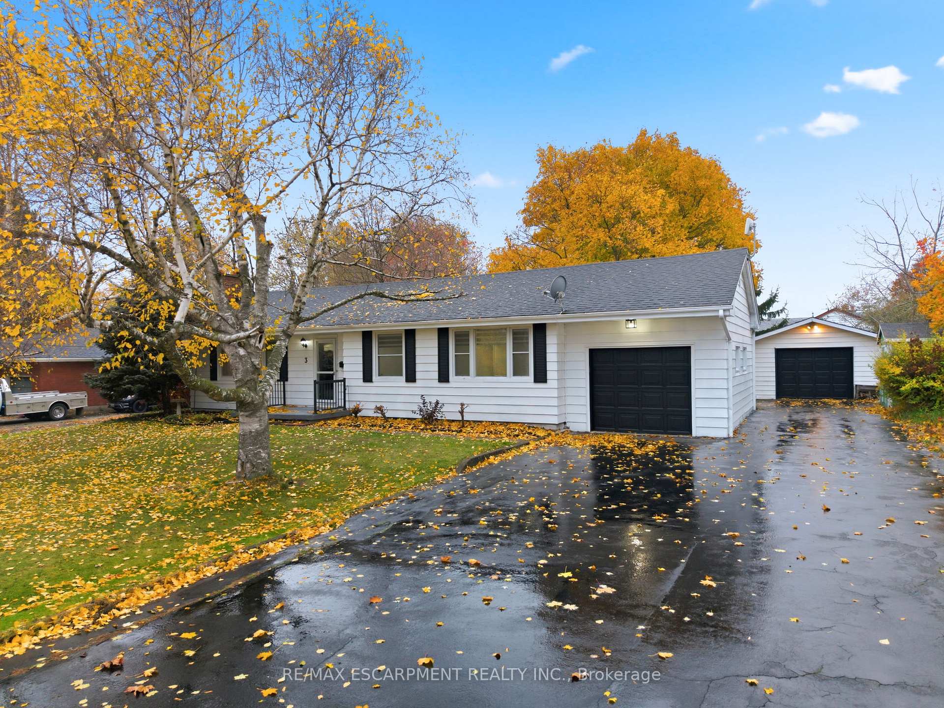 3 Algonquin Avenue, Hamilton, ON L9H 7K9
