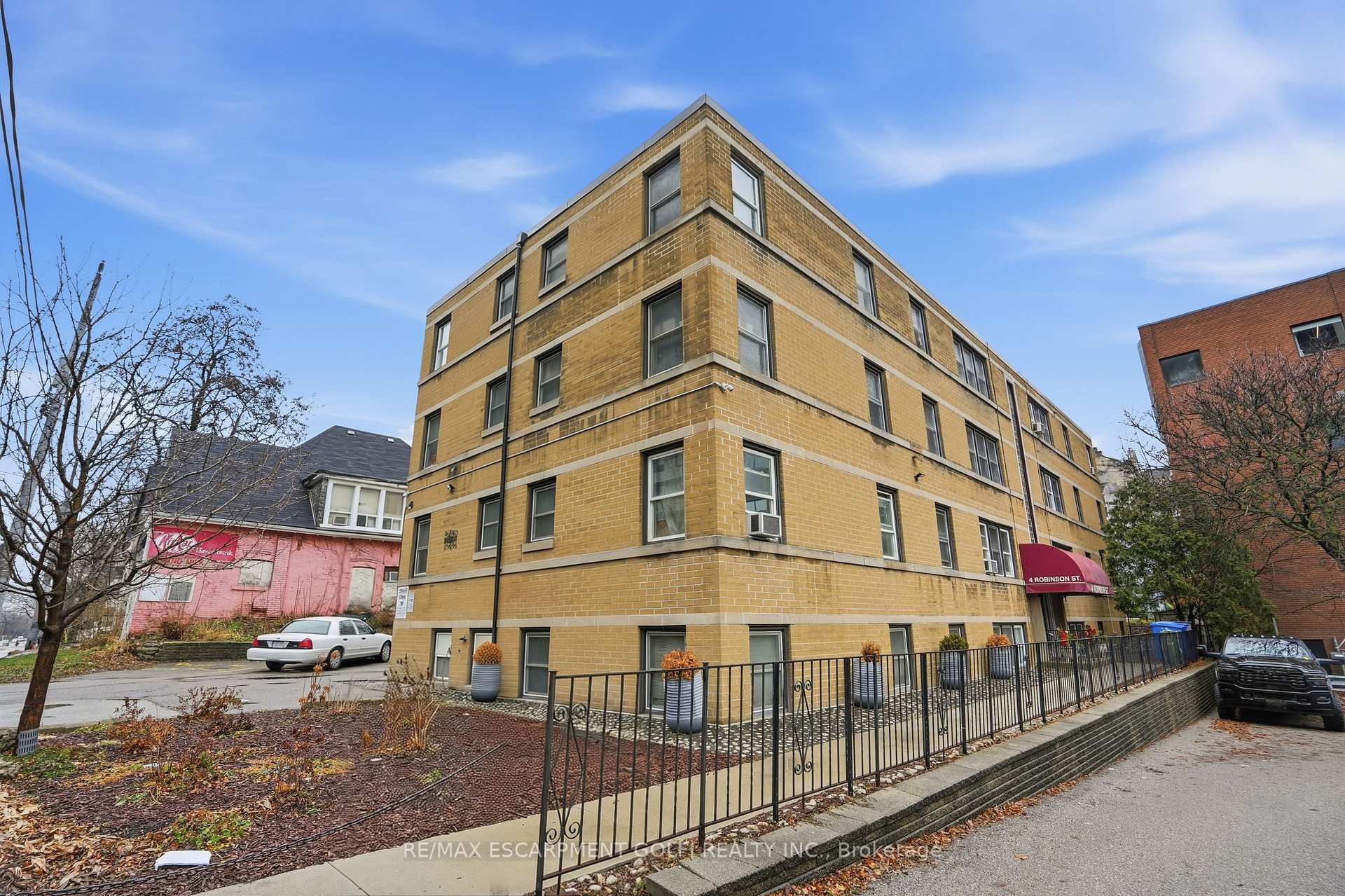 4 Robinson Street 9, Hamilton, ON L8P 1Y5