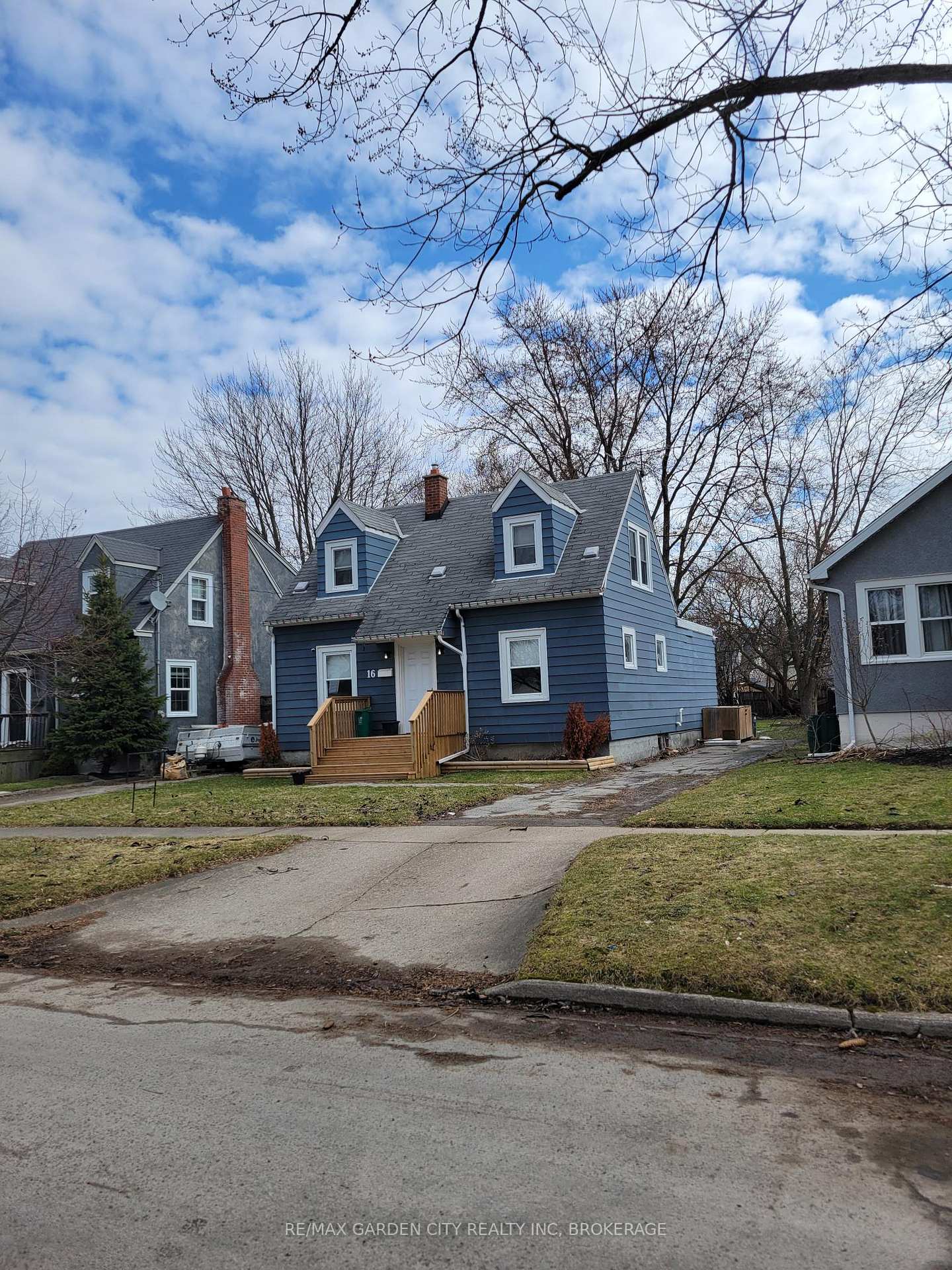 16 Walnut Street, Welland, ON L3C 1E9