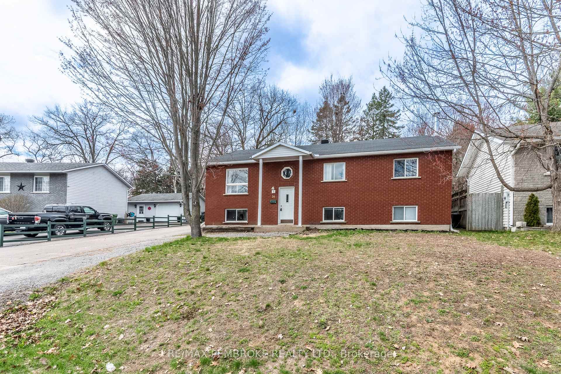 24 Earl Street, Petawawa, ON K8H 3M4