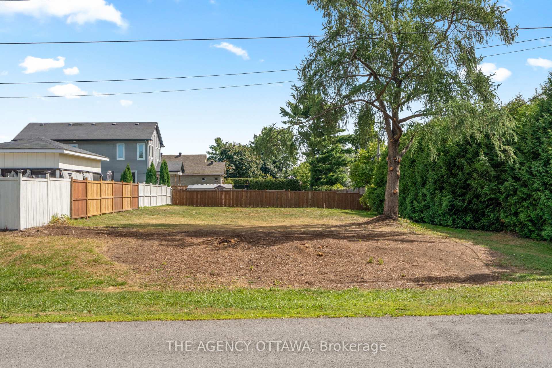 9 Doris Avenue, Blossom Park - Airport and Area, ON K1T 3W8