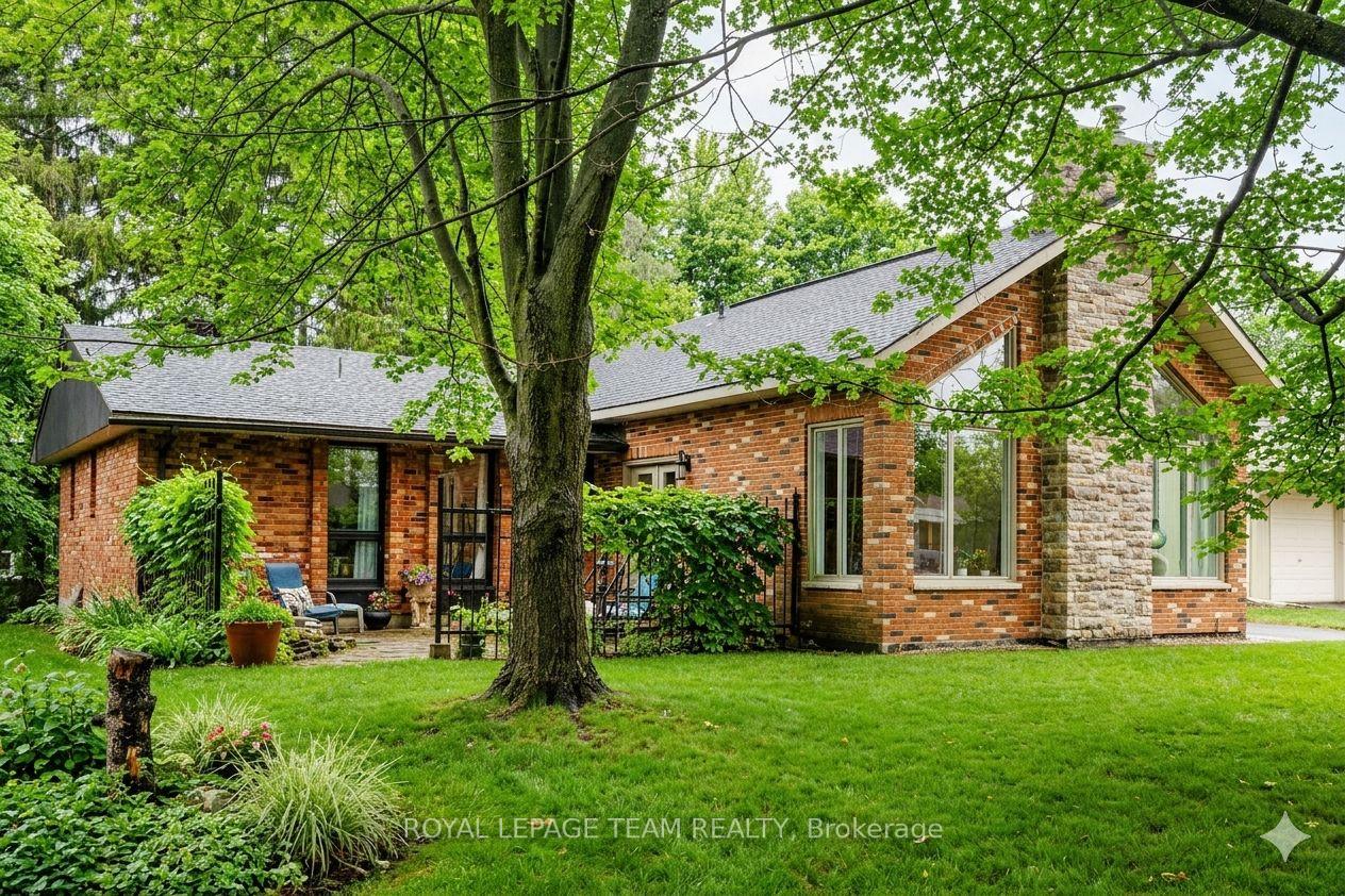 33 Rutherford Crescent, Kanata, ON K2K 1N1