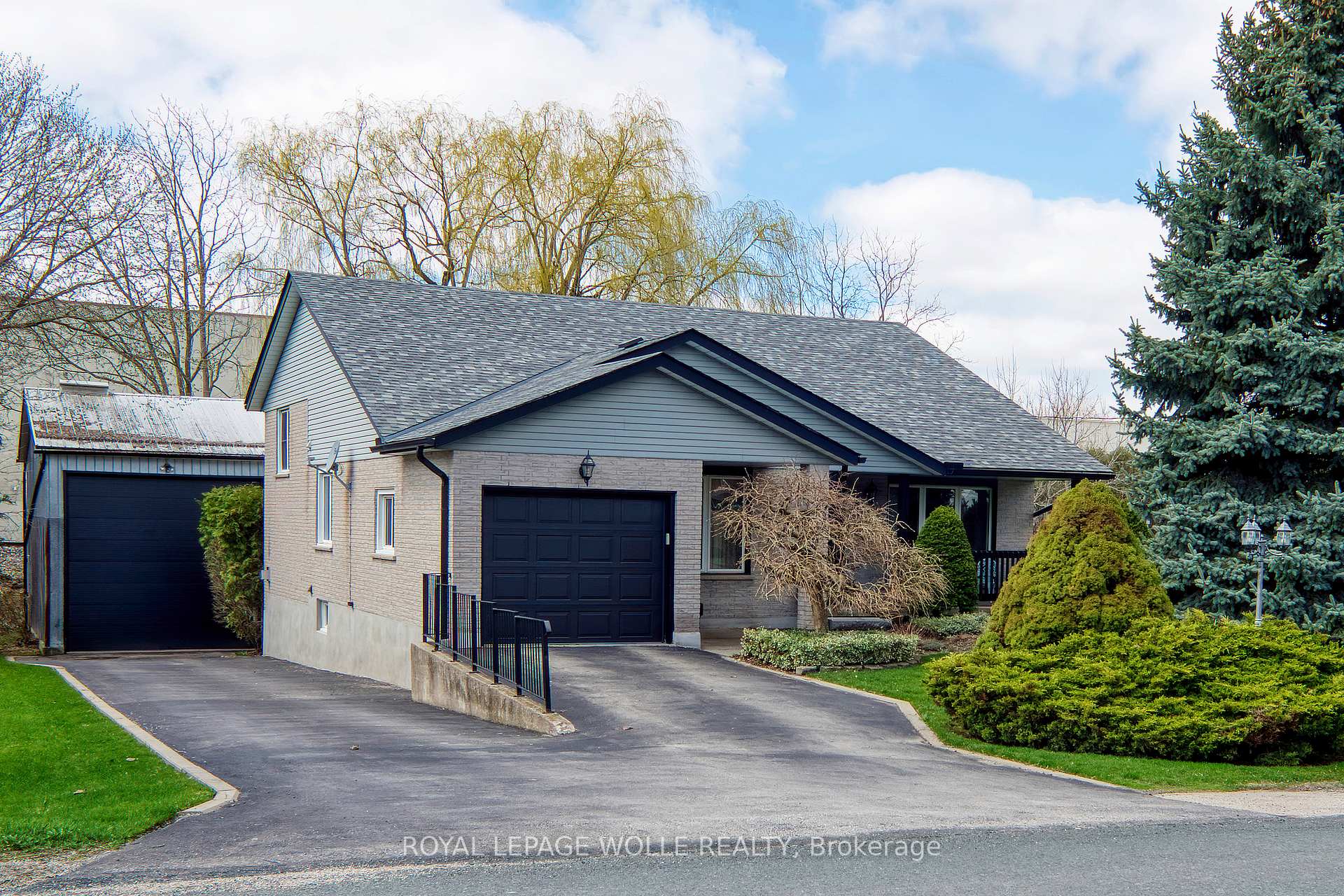 108 Queensway Drive, Woolwich, ON N0B 2N0