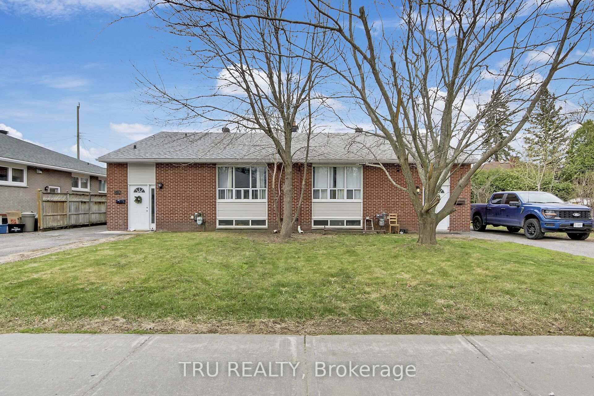 2428-2430 Iris Street, Parkway Park - Queensway Terrace S and Area, ON K2C 2C6