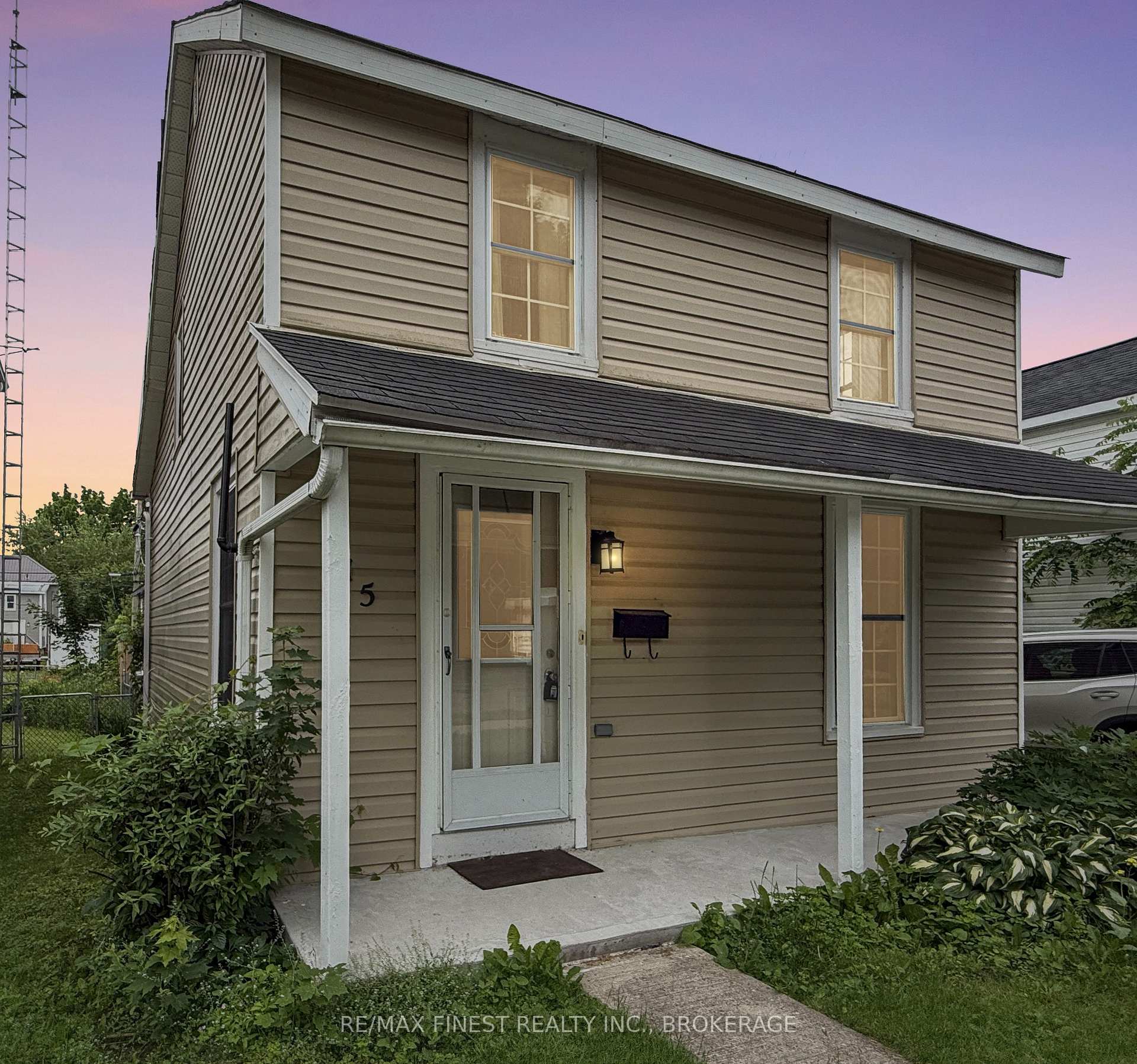 215 Brock Street, Gananoque, ON K7G 1G5