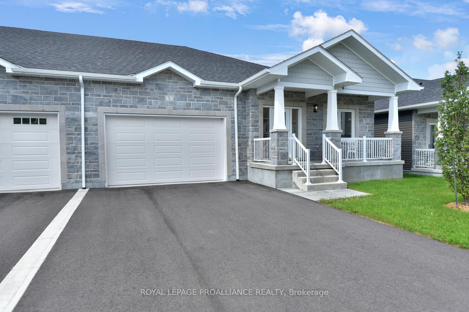 33 Douglas Marshall Crescent, Brockville, ON K6V 0E8
