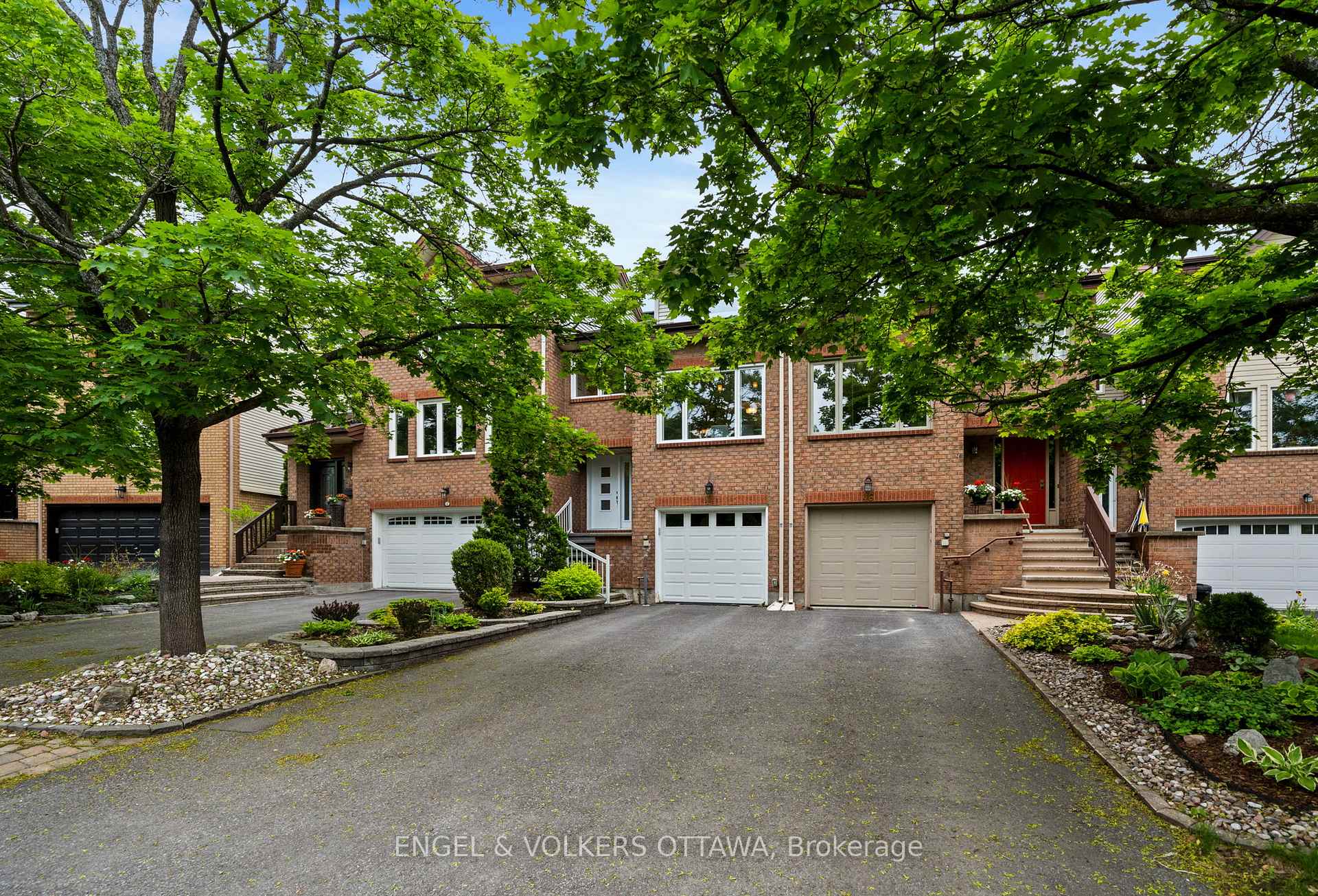 44 Dunbarton Court, Manor Park - Cardinal Glen and Area, ON K1K 4L4
