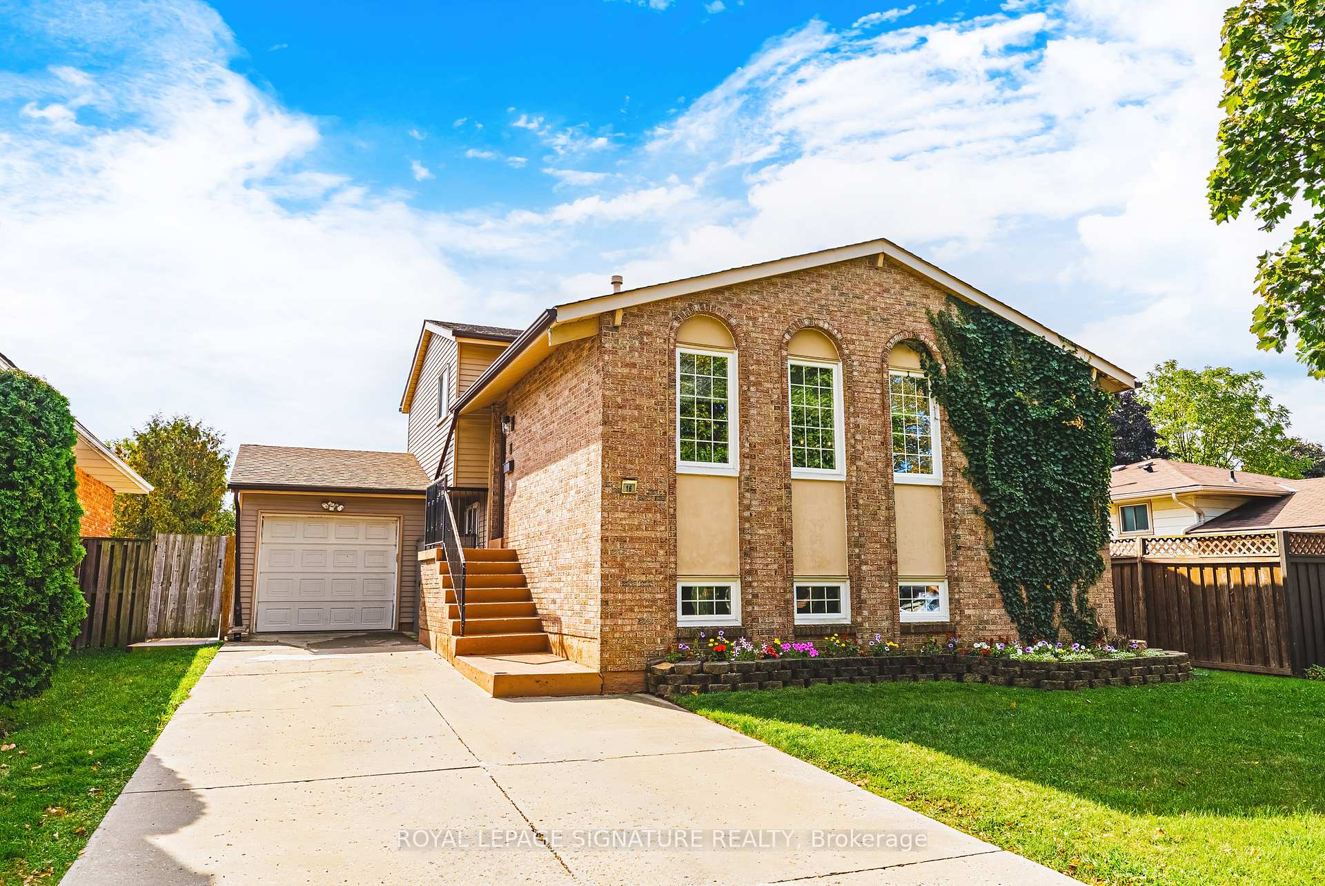 16 Apex Court, Hamilton, ON L8J 1J2