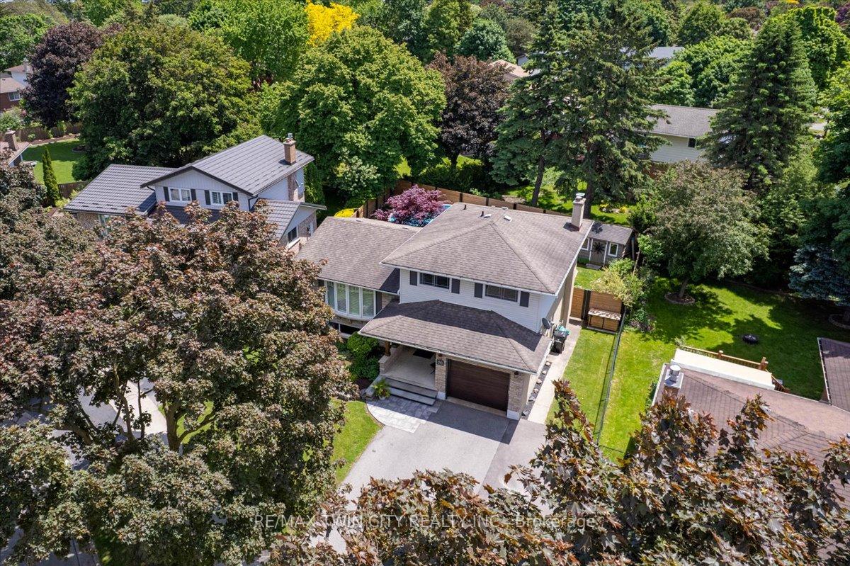 20 Wolfe's Court, Kitchener, ON N2B 2Z1