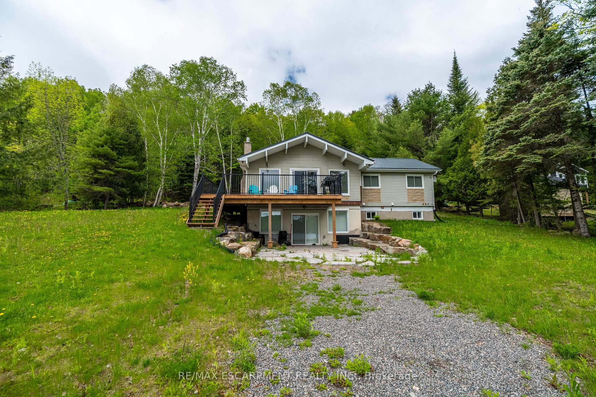 1056 Inawendawin Road, Lake of Bays, ON P0B 1A0