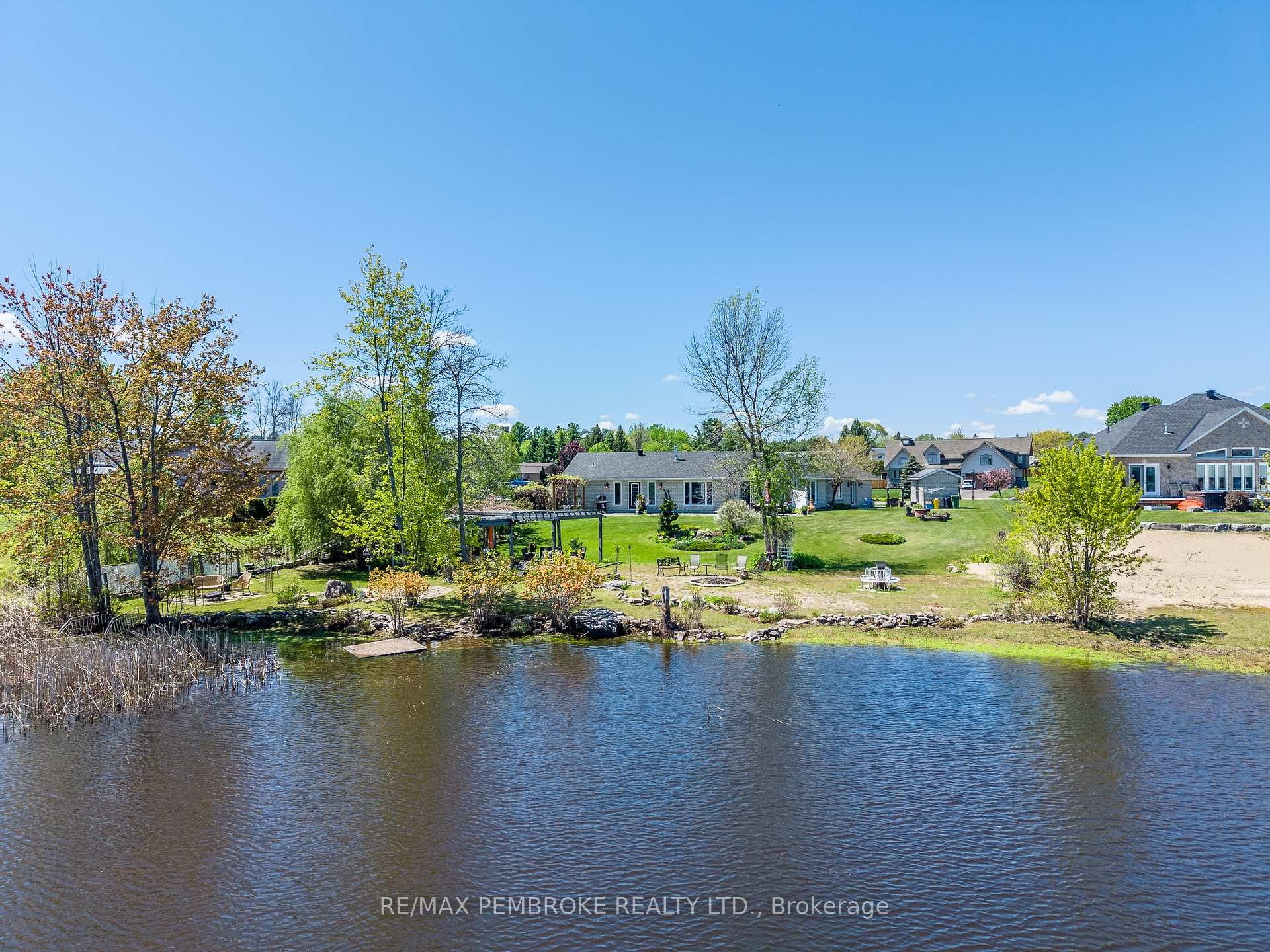 11 FAIRWAY Drive, Petawawa, ON K8A 8N2